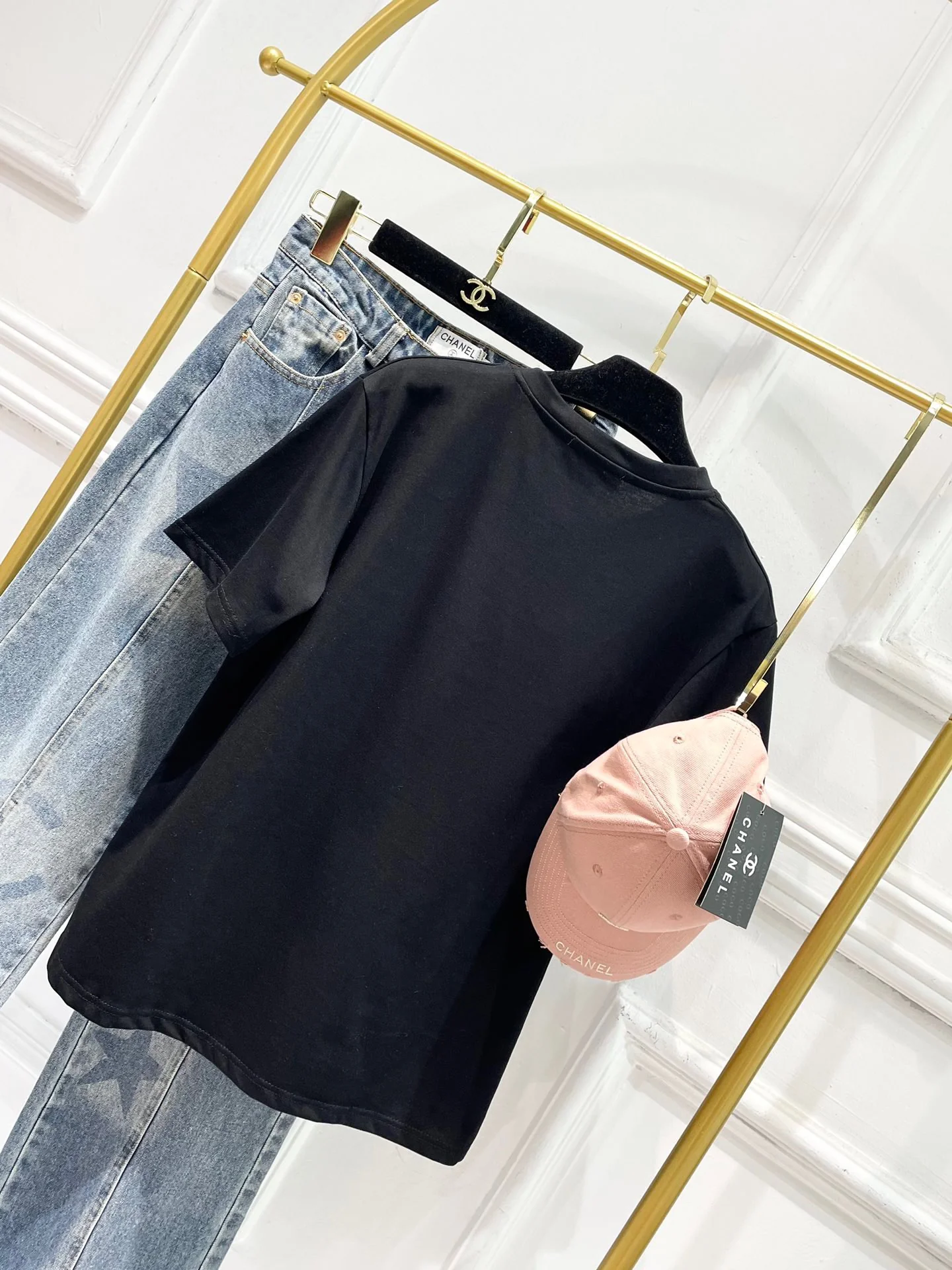 Футболка Chanel 2403 с круглым вырезом, цветными блоками и бархатным принтом в виде букв, хлопковая, с коротким рукавом - черная.