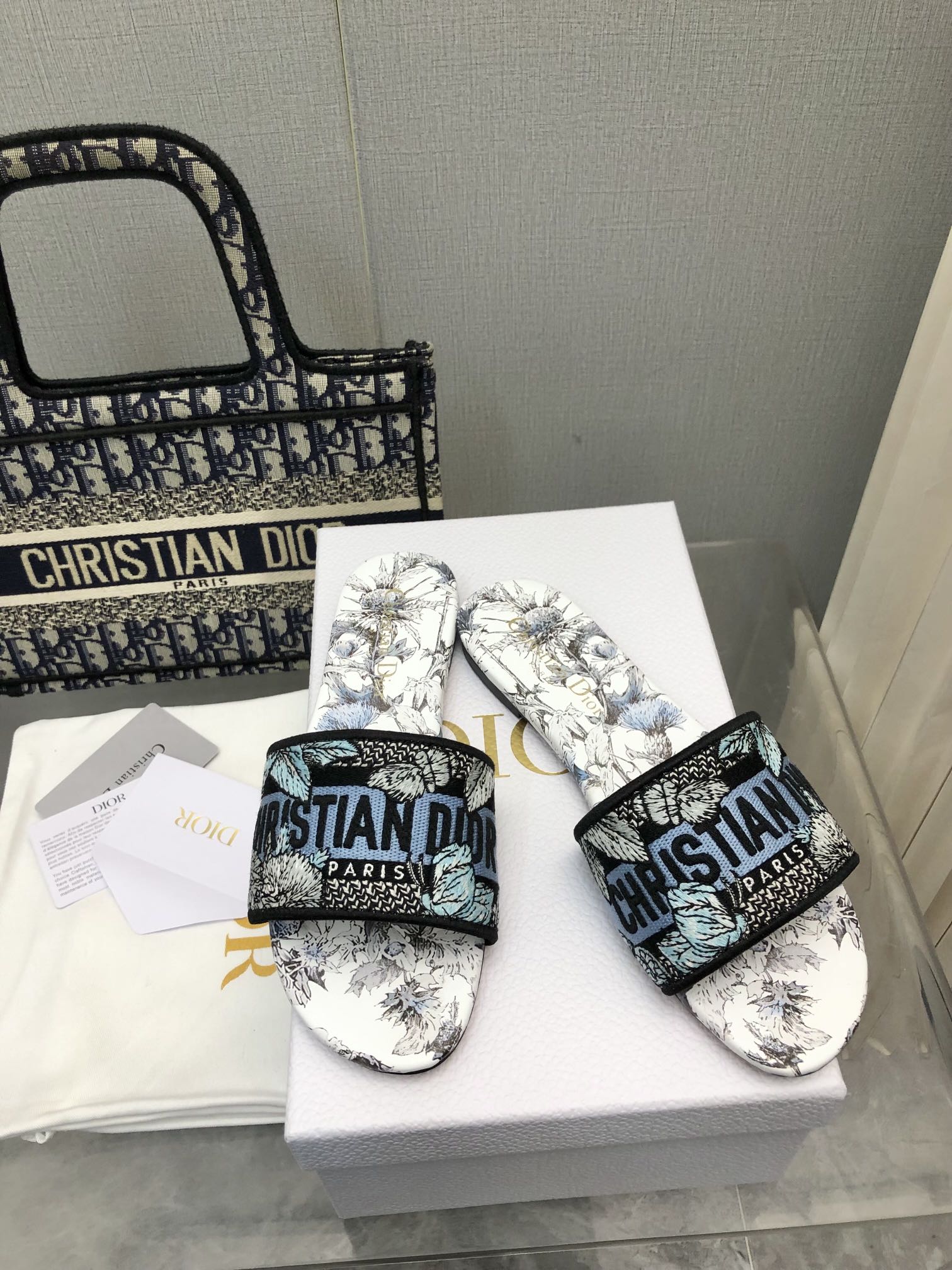 Тапочки Dior 2024 с цветочной вышивкой - белые