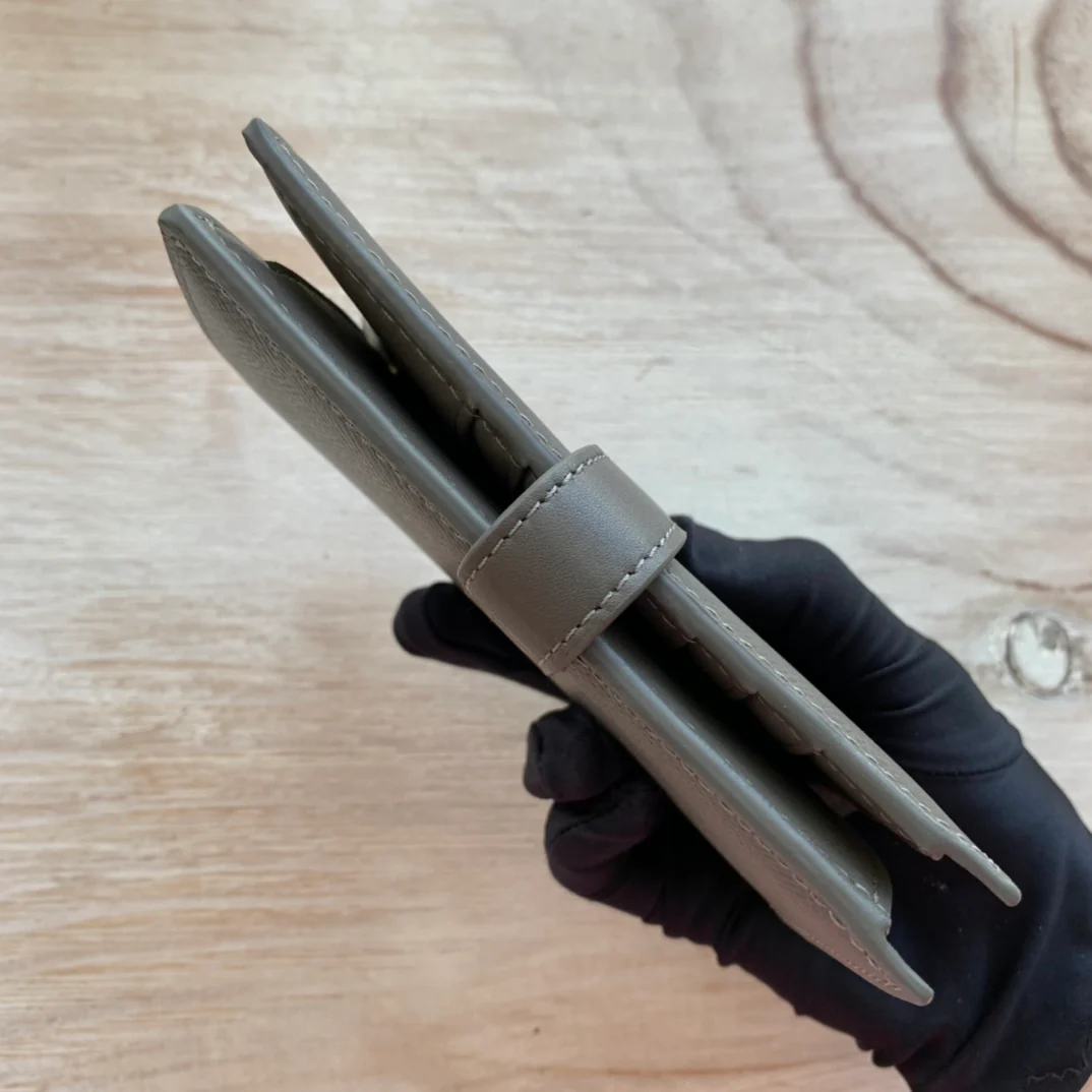 Кошелек Celine Strap из зернистой телячьей кожи — темно-серый