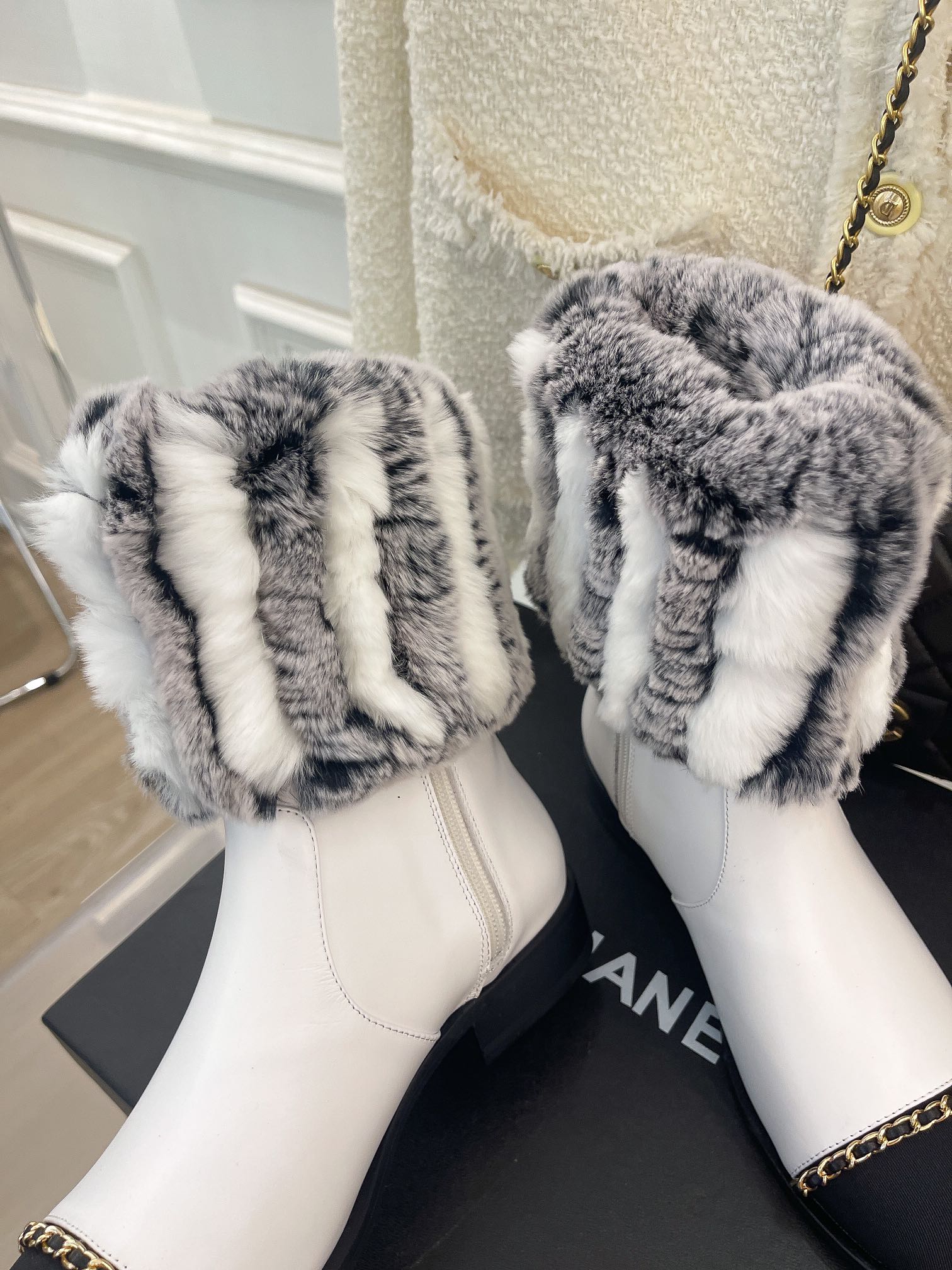 Новинка весны 2022 года от Chanel - меховые ботильоны - белые.