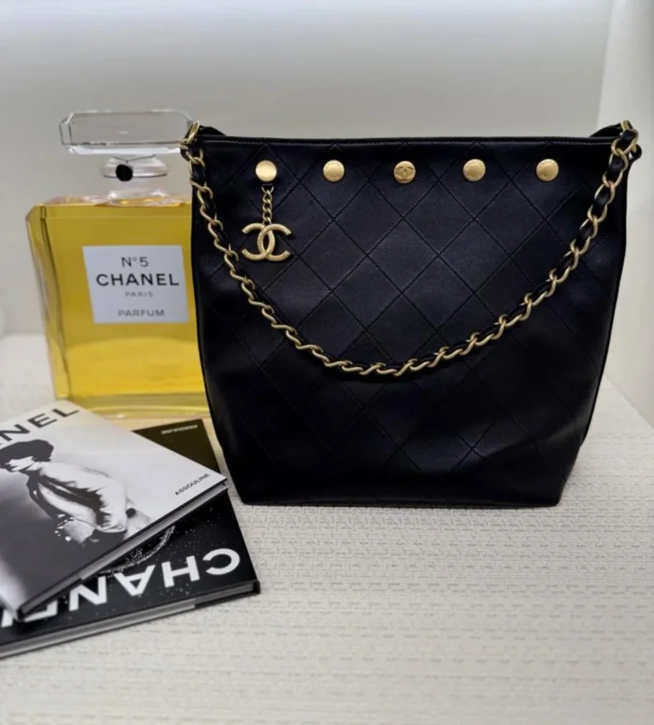 Сумка Chanel в стиле хиппи с золотой монетой 25 пенсов — черно-золотая.