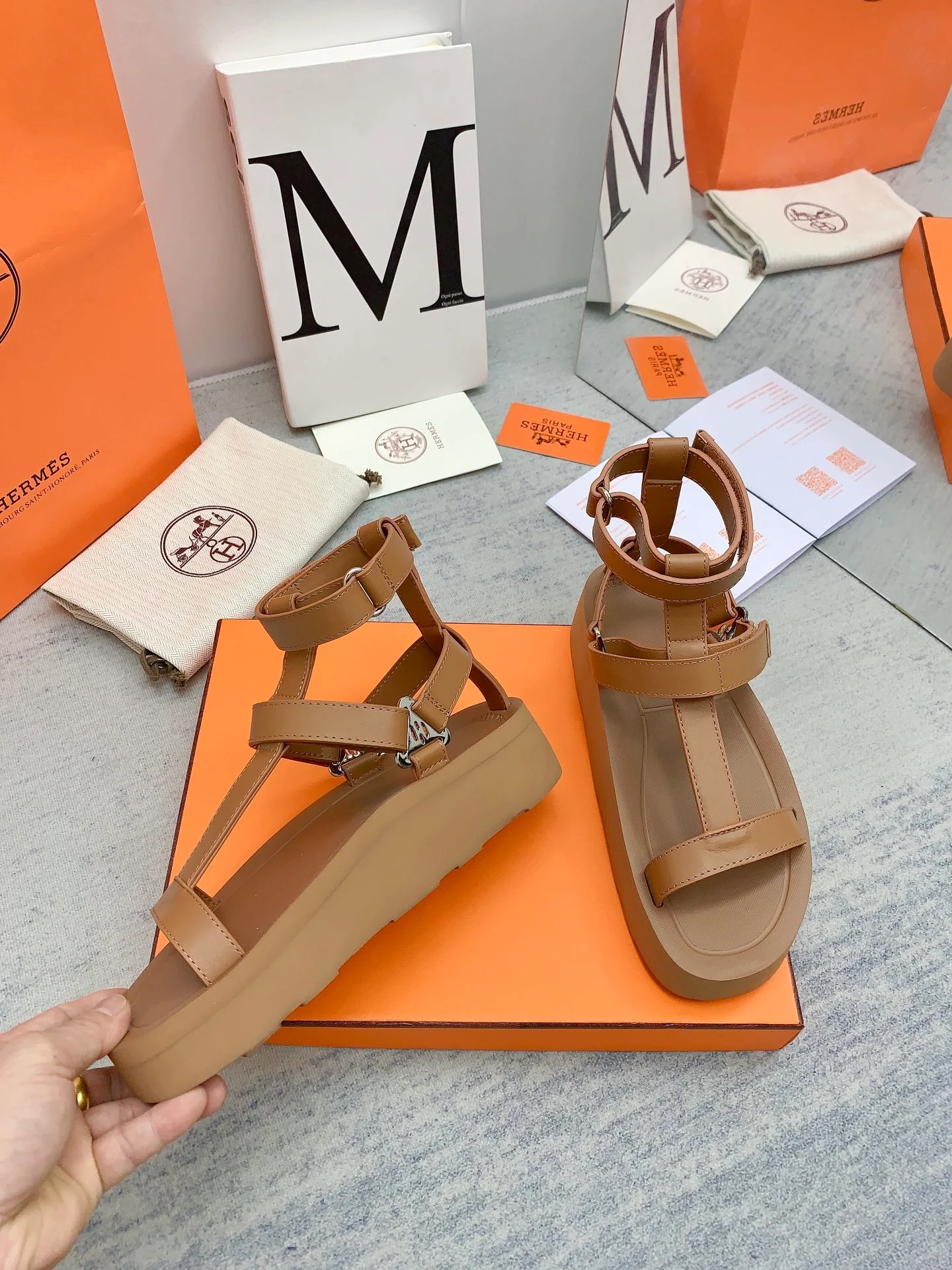 Новинка сезона весна/лето 2023 от Hermes — подиумный стиль — кожаные сандалии на платформе.