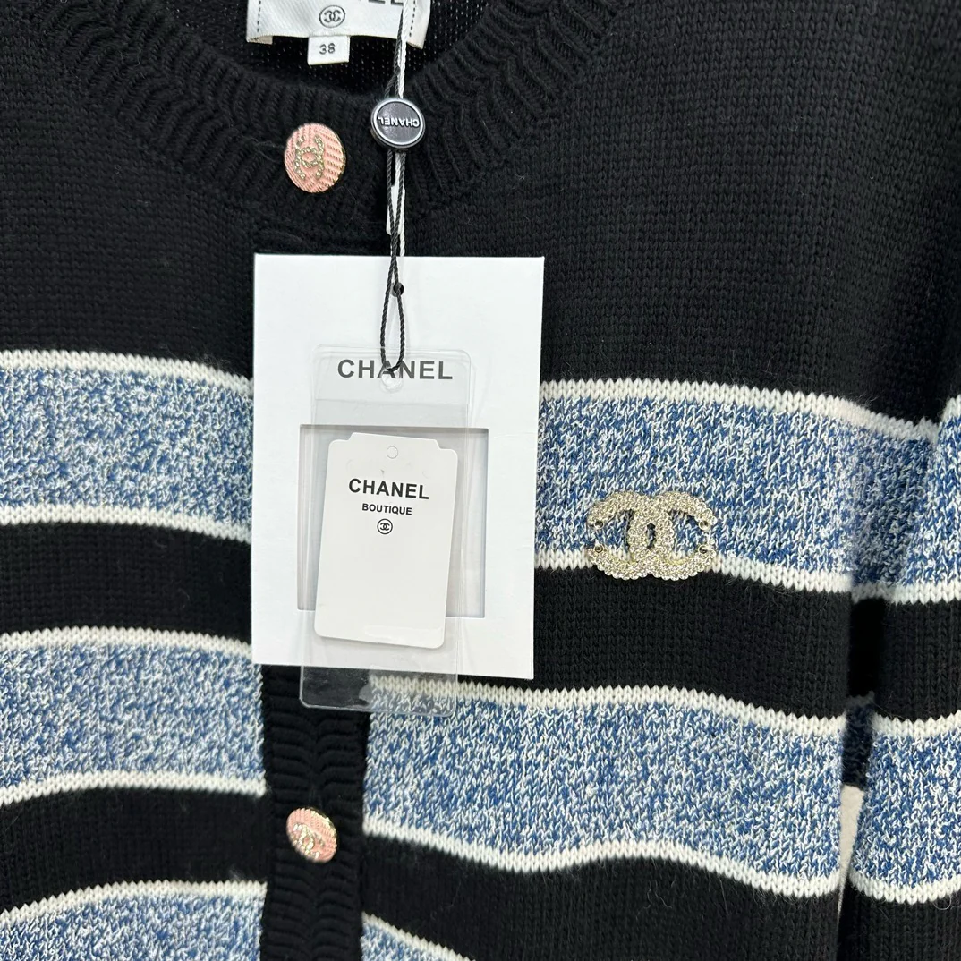 Роскошный кардиган Chanel с круглым вырезом и эмблемой, весна/лето 2024.