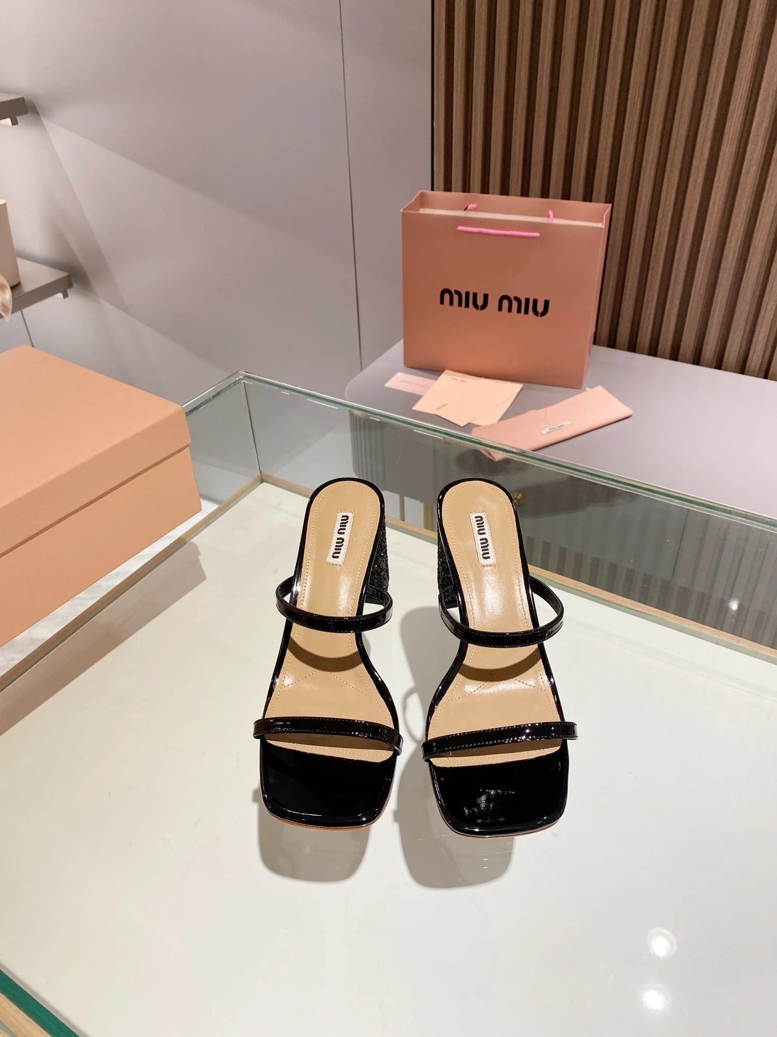 Новинка сезона весна/лето 2023 от Miu Miu - Босоножки на высоком каблуке с ремешками - 8-5 см - Черные