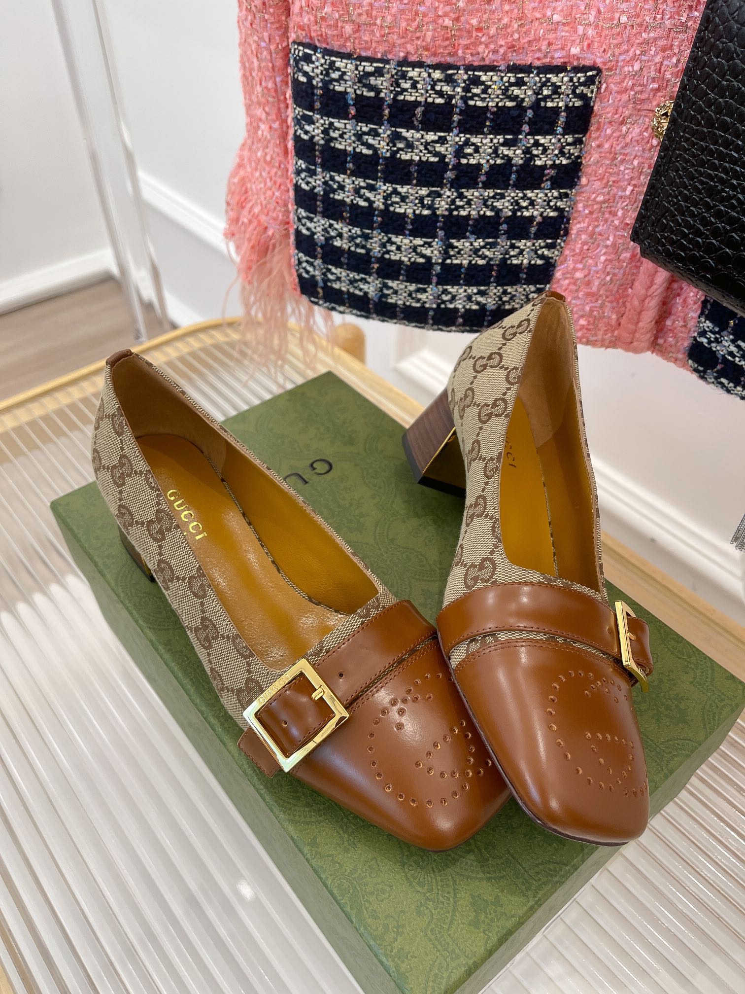 Новинка начала осени 2022 года от Gucci — туфли на массивном каблуке.