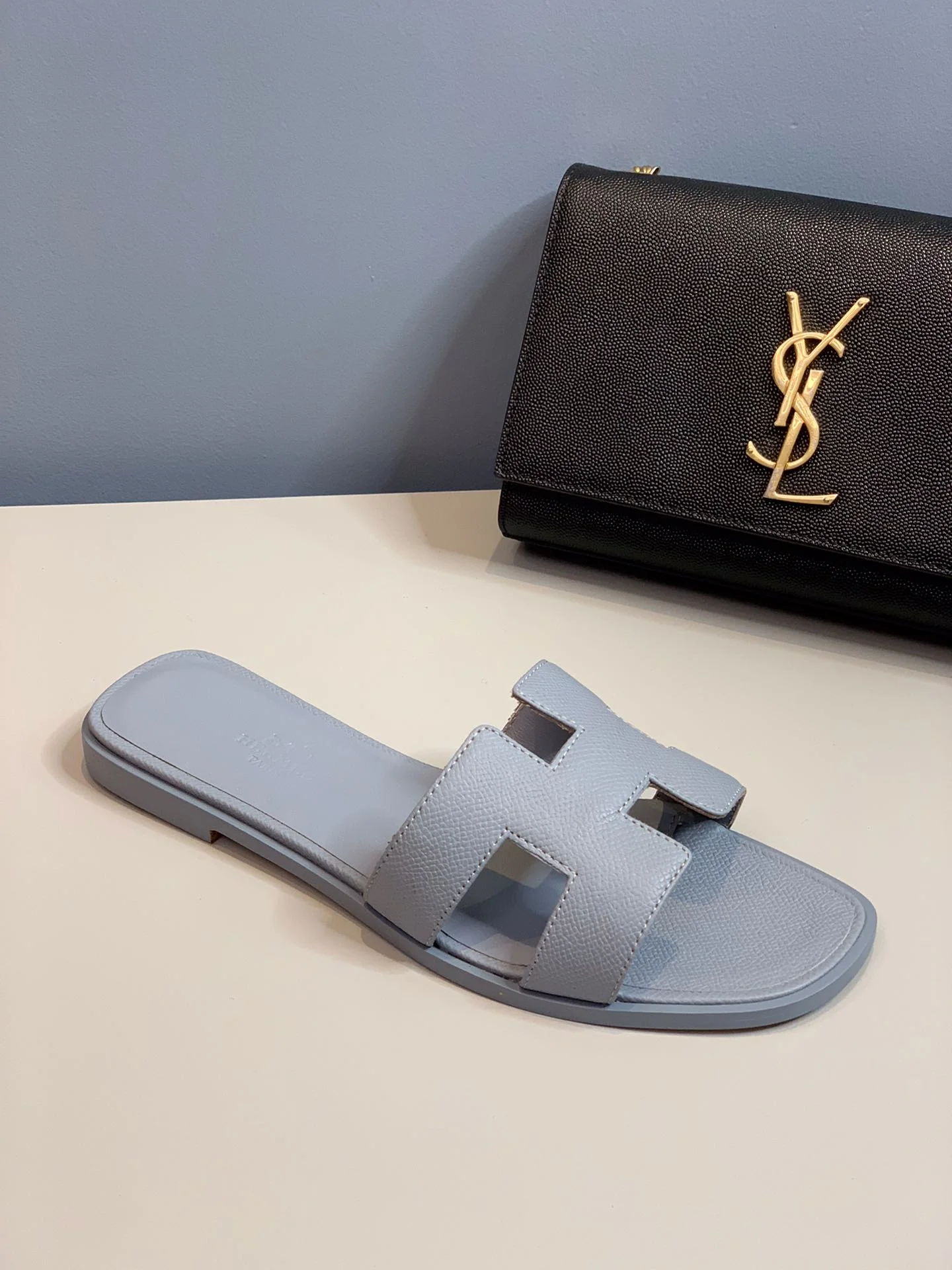 Новинка 2022 года от Hermes - Тапочки с отпечатком руки в форме буквы H - Серые