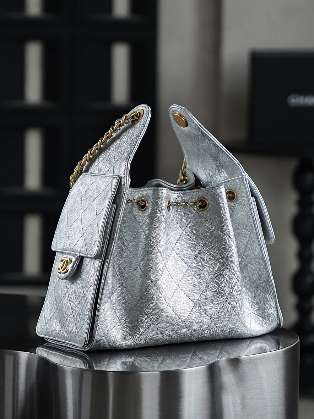 Сумка-хобо Chanel 25c Hippie, серебристая, маленькая, с золотой пряжкой.
