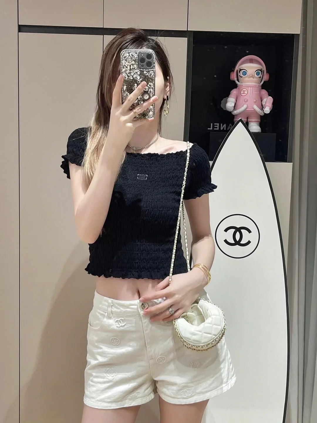 Celine 2403 - Трикотажное платье с коротким рукавом и плиссировкой, открытыми плечами - Черное