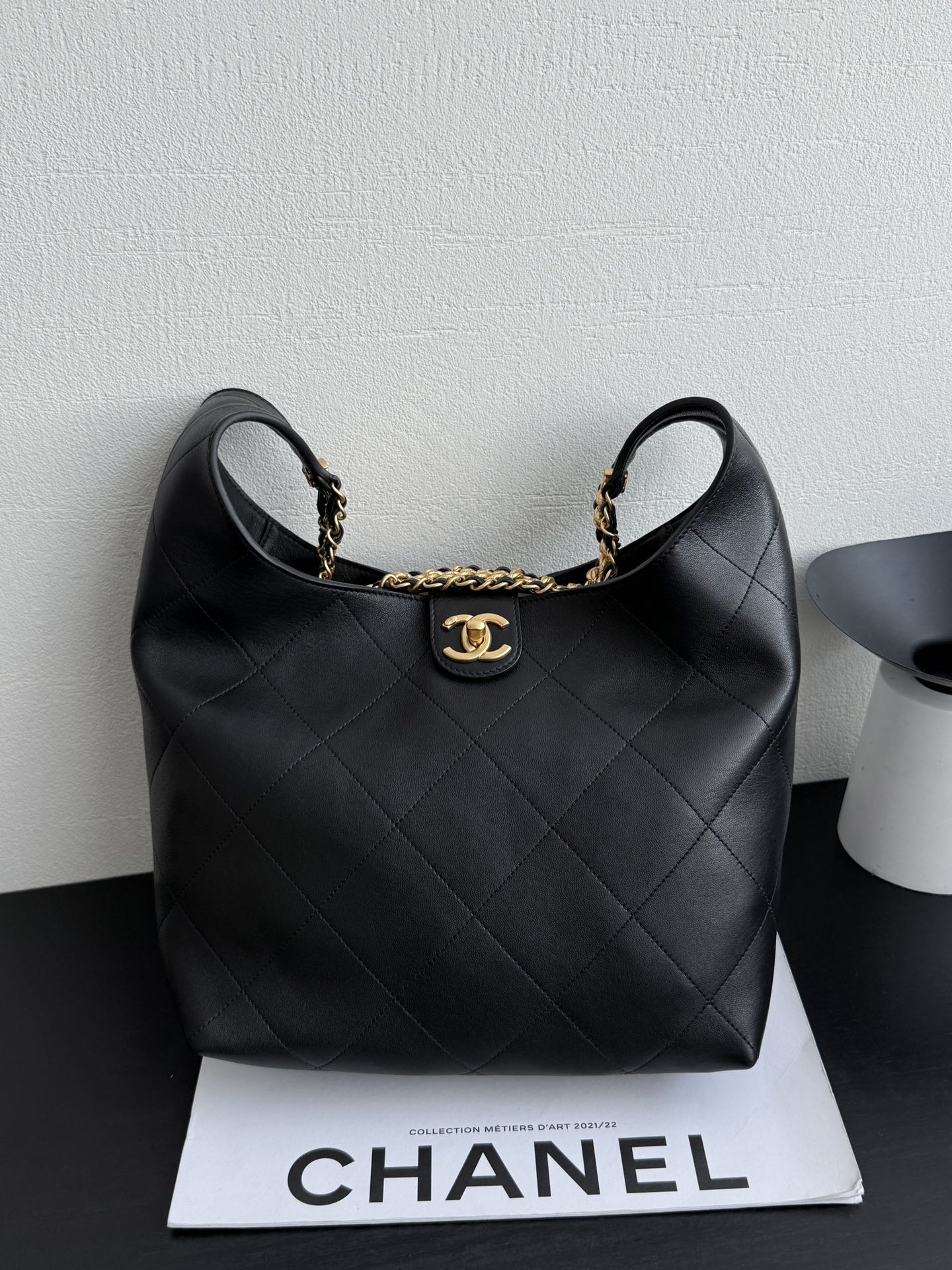 Сумка Chanel в стиле хиппи с золотой монетой 25 пенсов — черно-золотая.