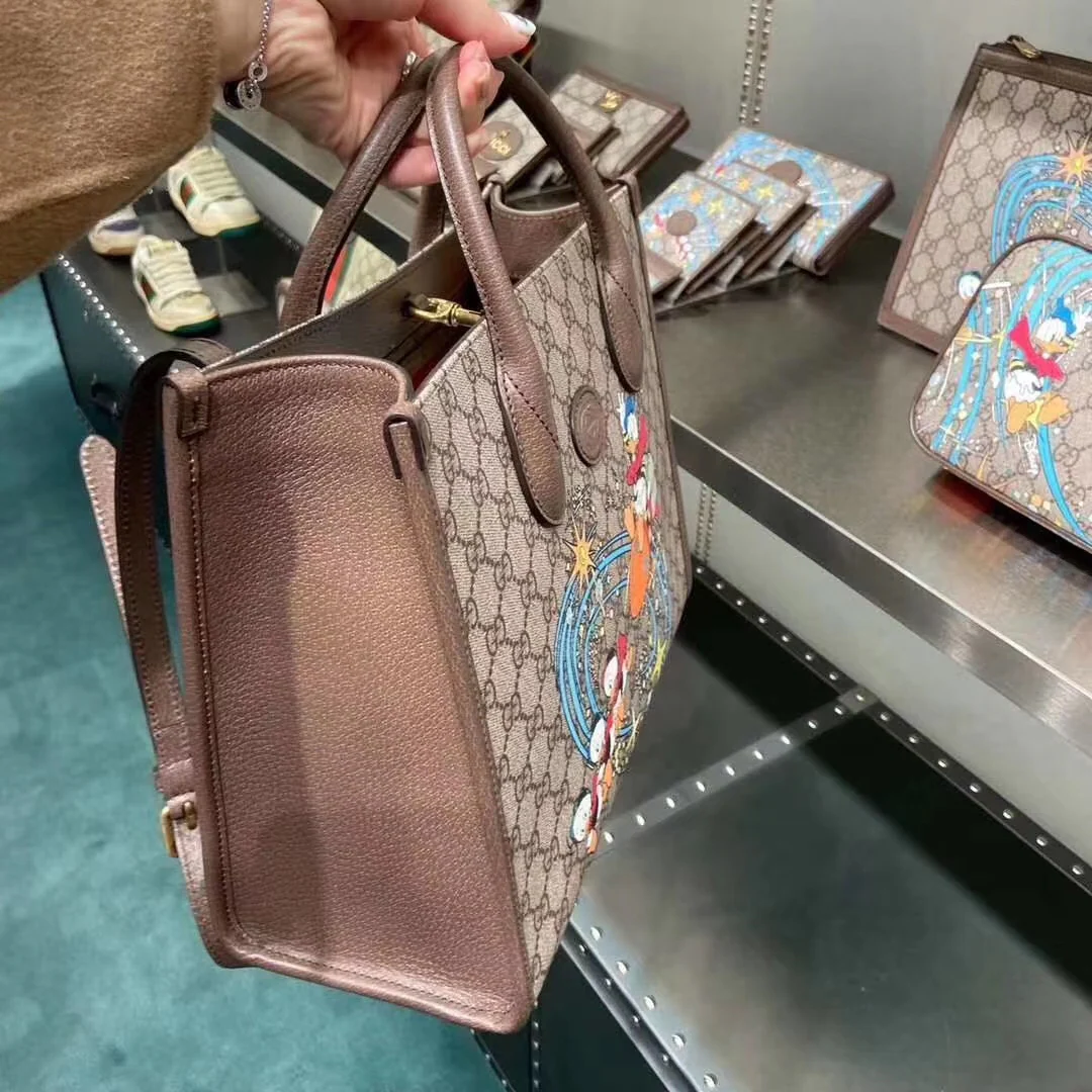 Маленькая сумка для покупок Gucci с изображением Дональда Дака
