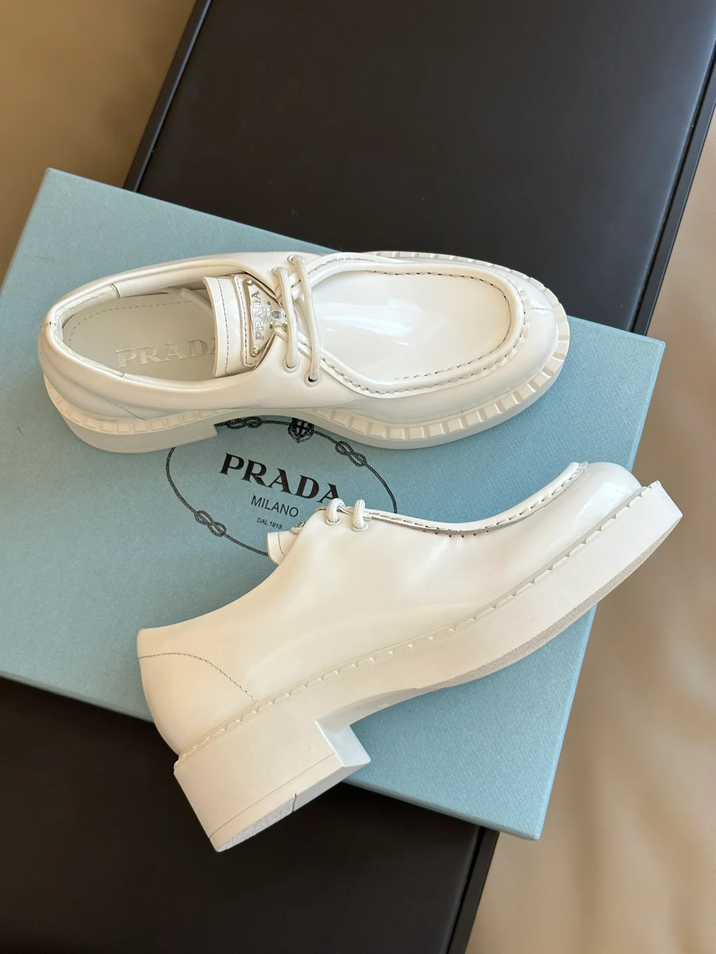 Новинка сезона осень/зима 2023 от Prada - Лоферы из телячьей кожи - Белые