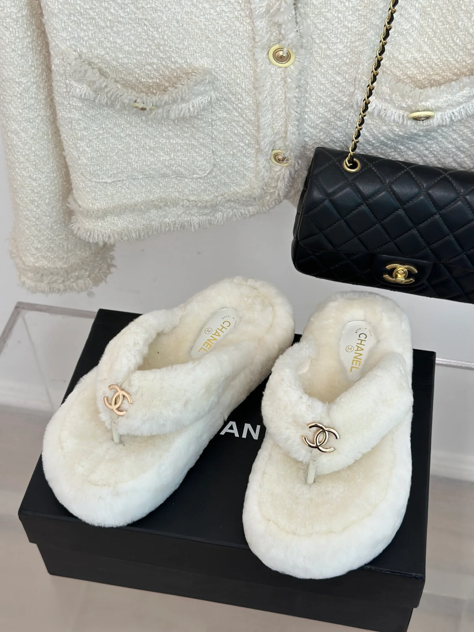 Новинка 2023 года от Chanel - Шлепанцы с меховой задней частью - Белые