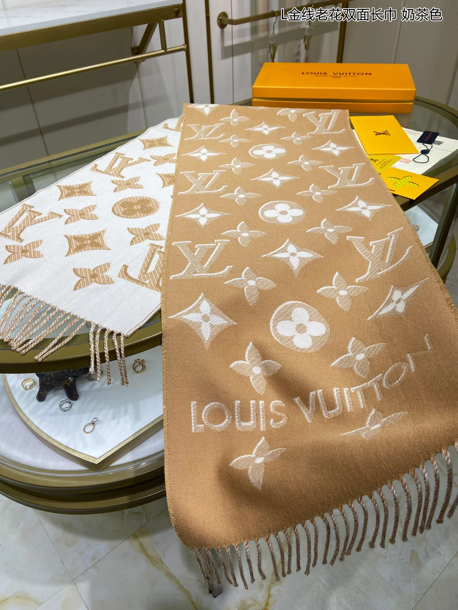 Двусторонний шарф LV с золотой нитью и монограммой — абрикосовый.