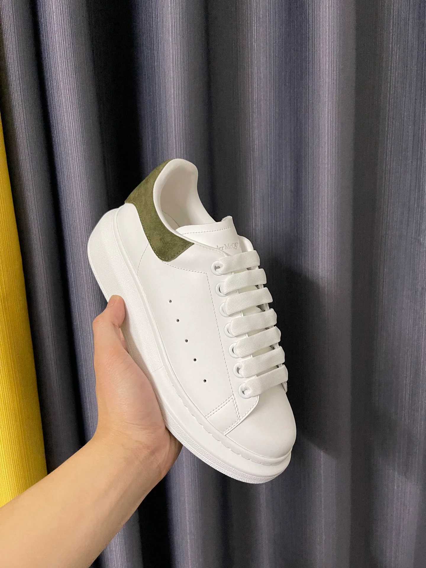 Классические белые кроссовки McQueen - унисекс - цвет хаки, бархат на каблуке - 1