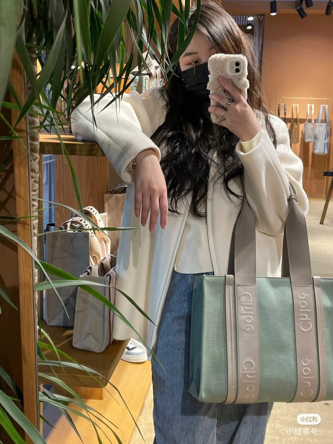 Новинка весны 2023 года от Chloe - Сумка-тоут Woody - Льняная кожа, авокадово-зеленый и серый цвета - Средний размер