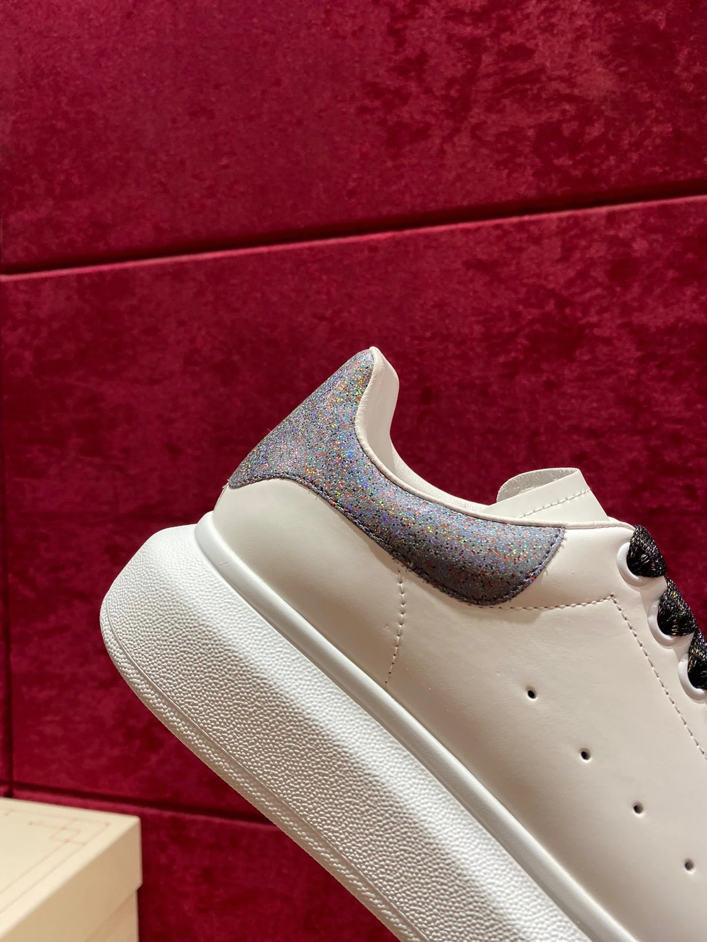 Классические белые кроссовки McQueen с серым каблуком