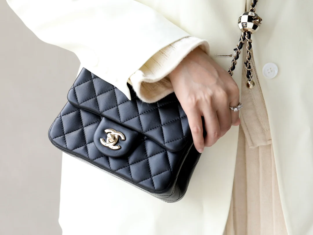 Новые поступления коллекции Chanel весна/лето 2023 — Футбольная серия — Сумка CF — Фотографии в действии