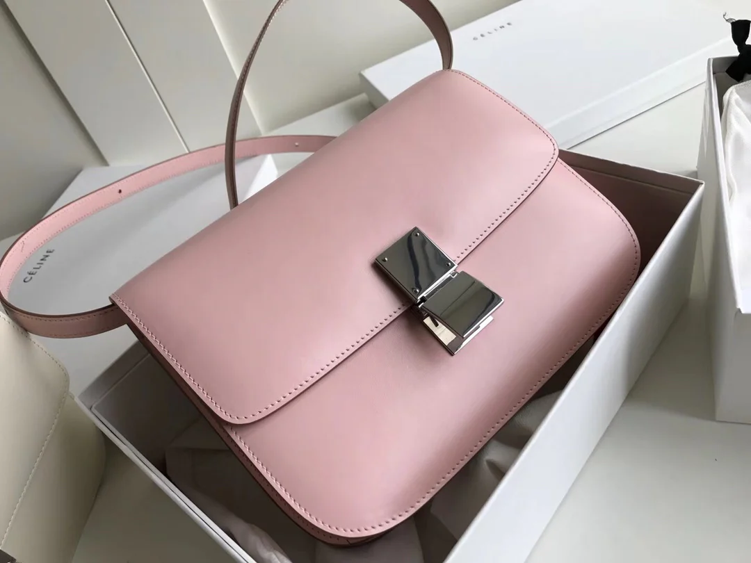 Сумка Celine Box Medium из полированной телячьей кожи — розовая с серебряными пряжками.