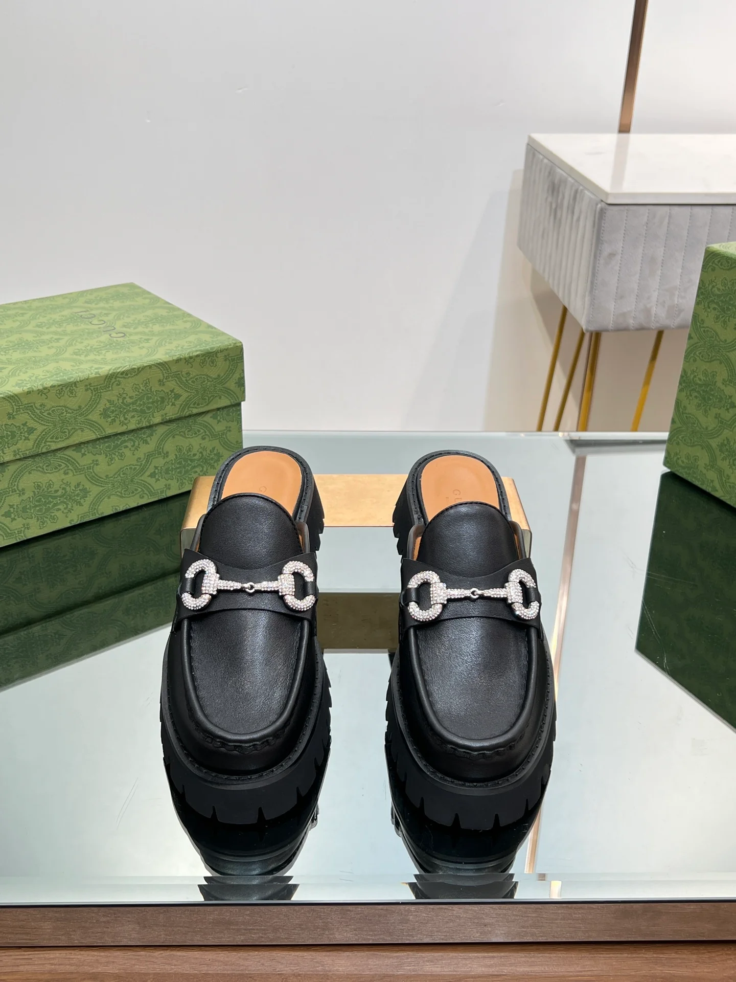 Лоферы Gucci 2024 на платформе с кристаллами и стразами, черные.