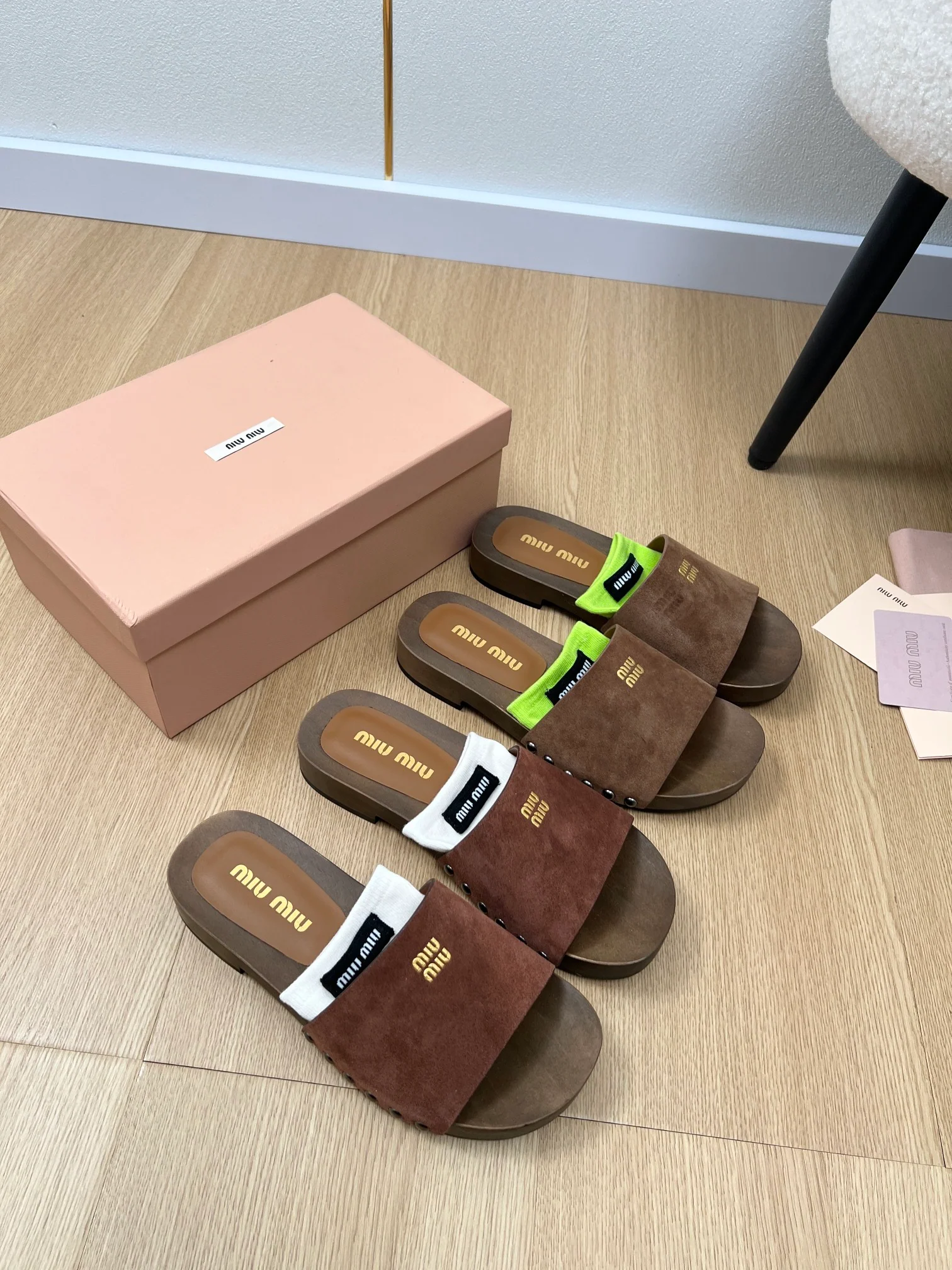 Замшевые деревянные тапочки Miu Miu 2024 — изображение из коллекции