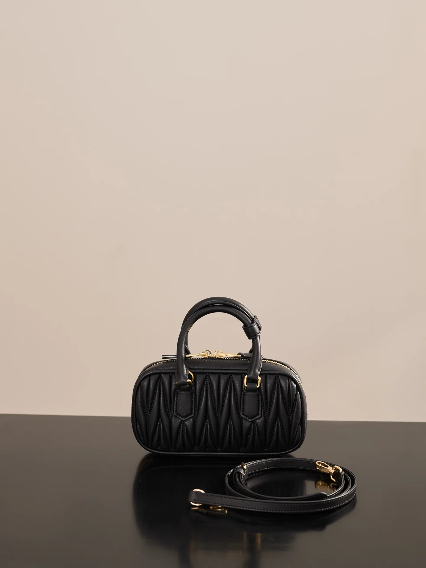 Miu Miu-5b088m1100 - Миниатюрная плиссированная сумка для боулинга - Черная