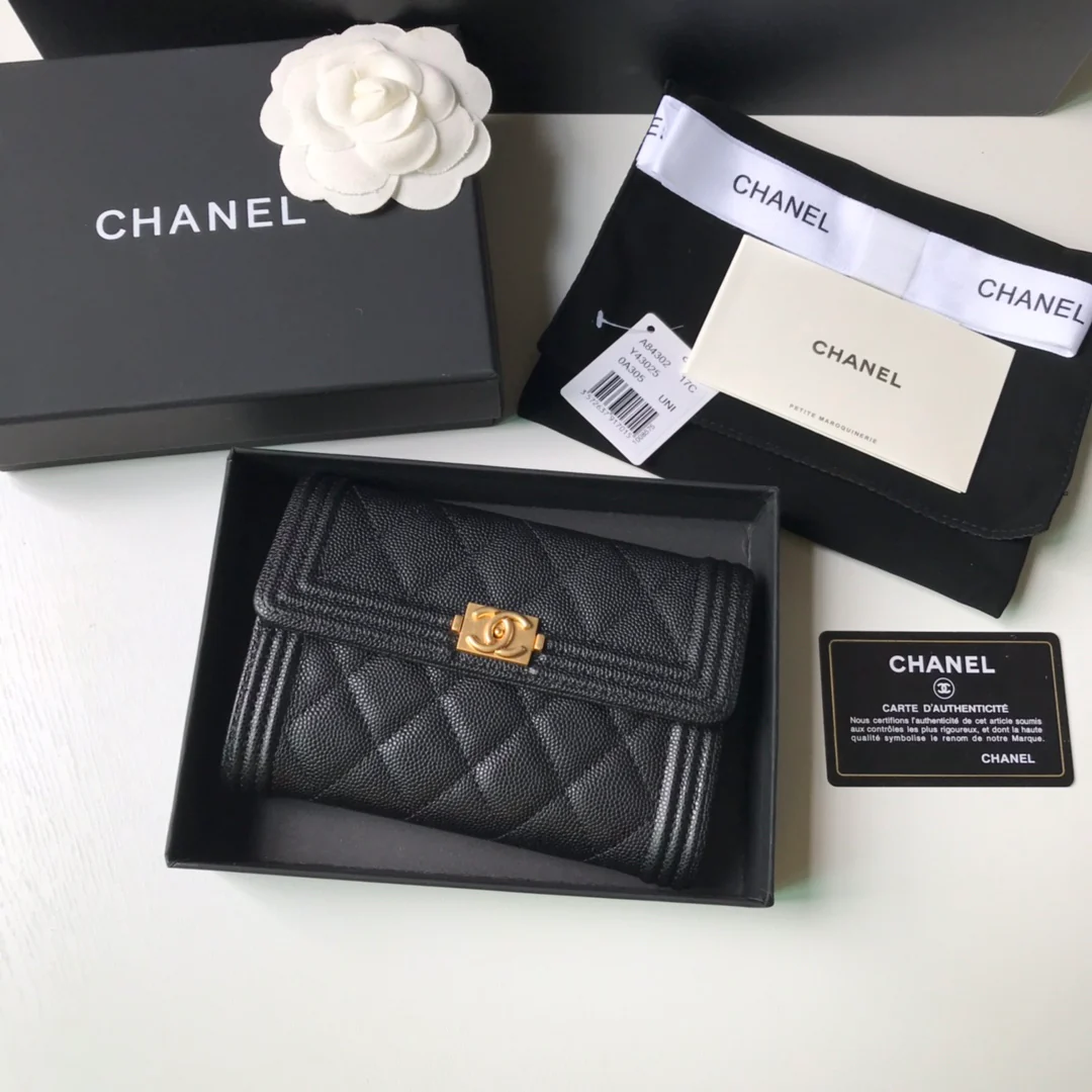 Чехол Chanel Le Boy Tri-fold Frame - из черной кожи цвета личи с золотой пряжкой.