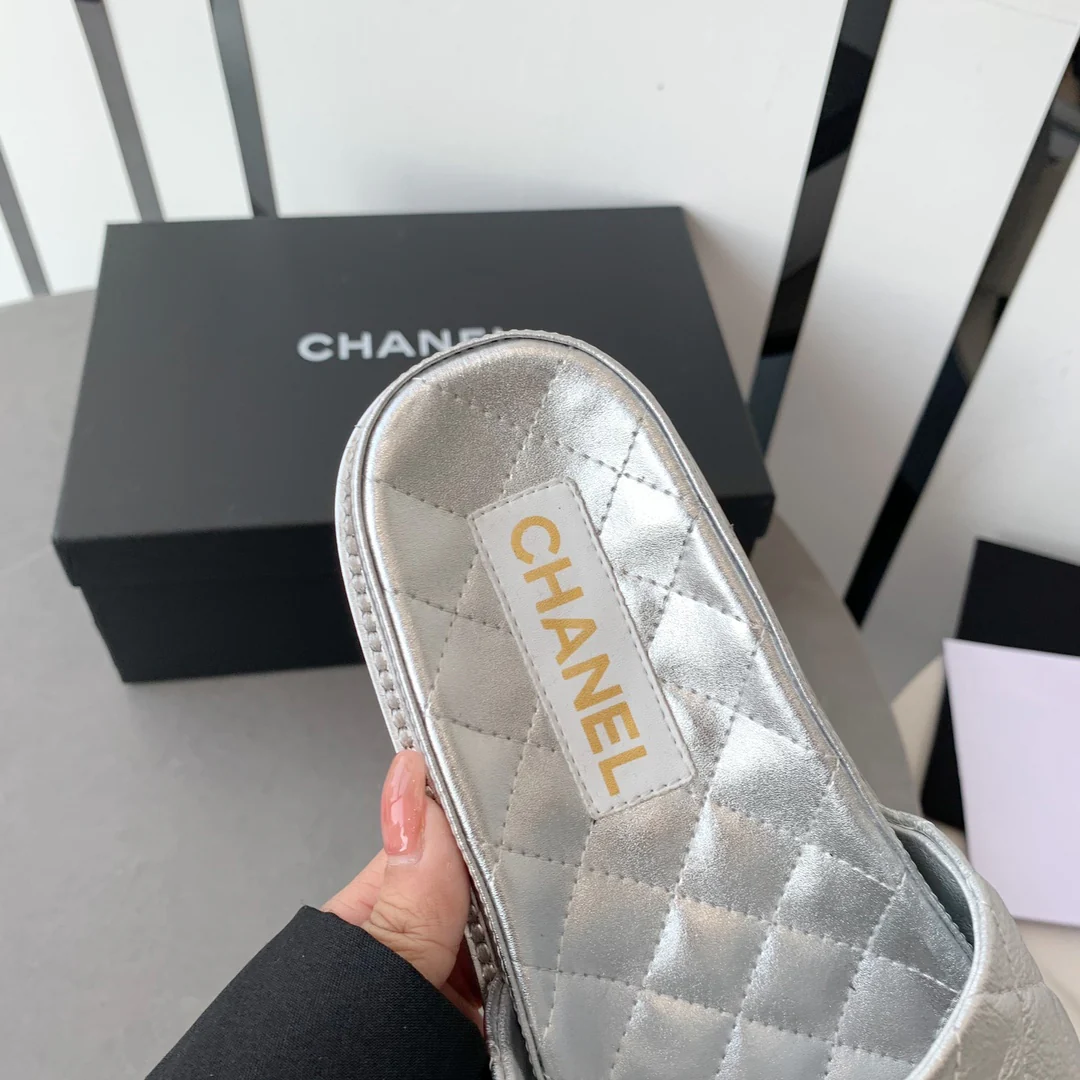Новинка сезона осень/зима 2022 от Chanel - Тапочки из овечьей кожи - Серебристые