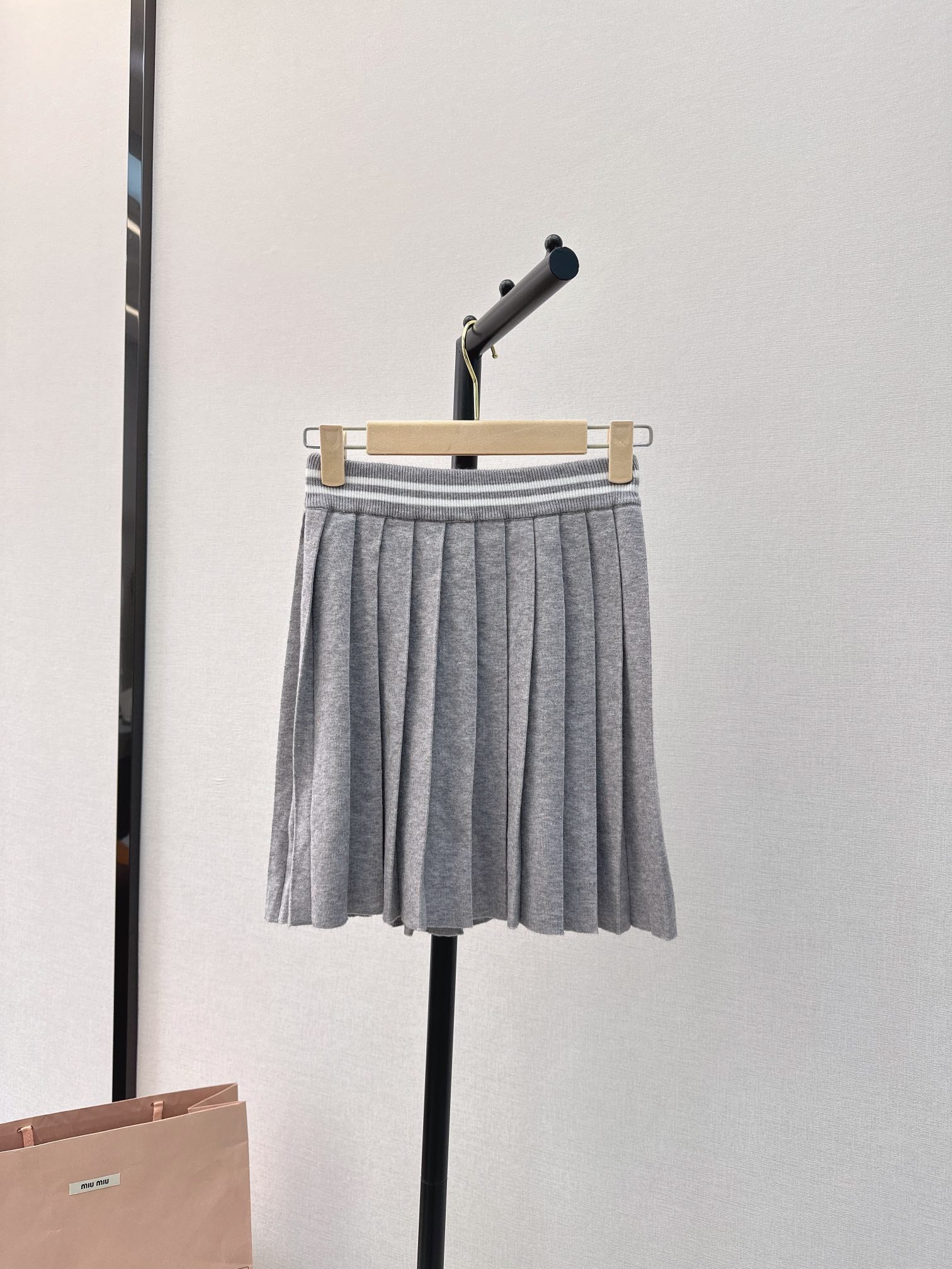 Miu Miu - 2404 - Новинка сезона весна/лето: Классический пуловер с круглым вырезом - Плиссированная юбка - Серый
