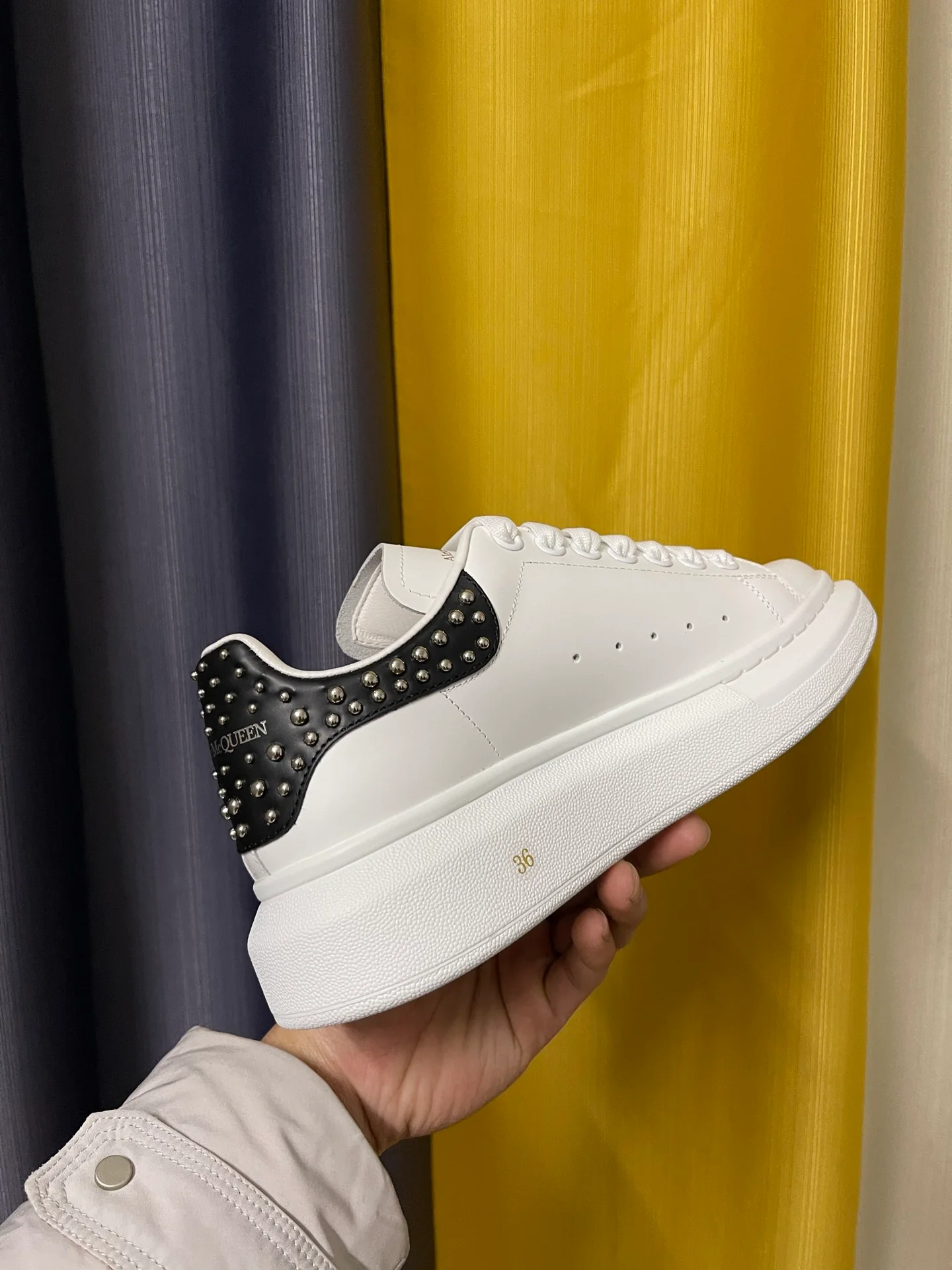 Классические белые кроссовки McQueen - унисекс - черная кожа с круглыми заклепками