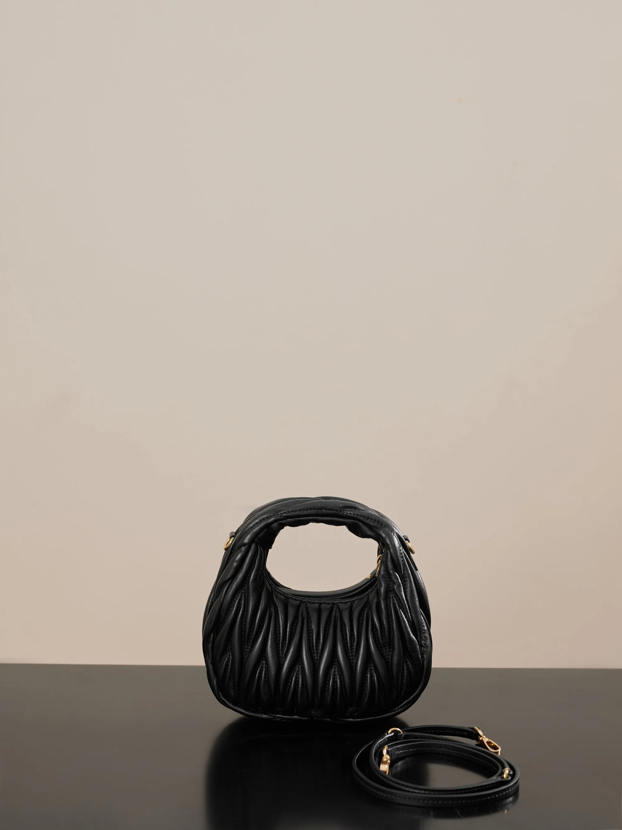 Miu Miu - Миниатюрная сумочка из овечьей кожи - Черная