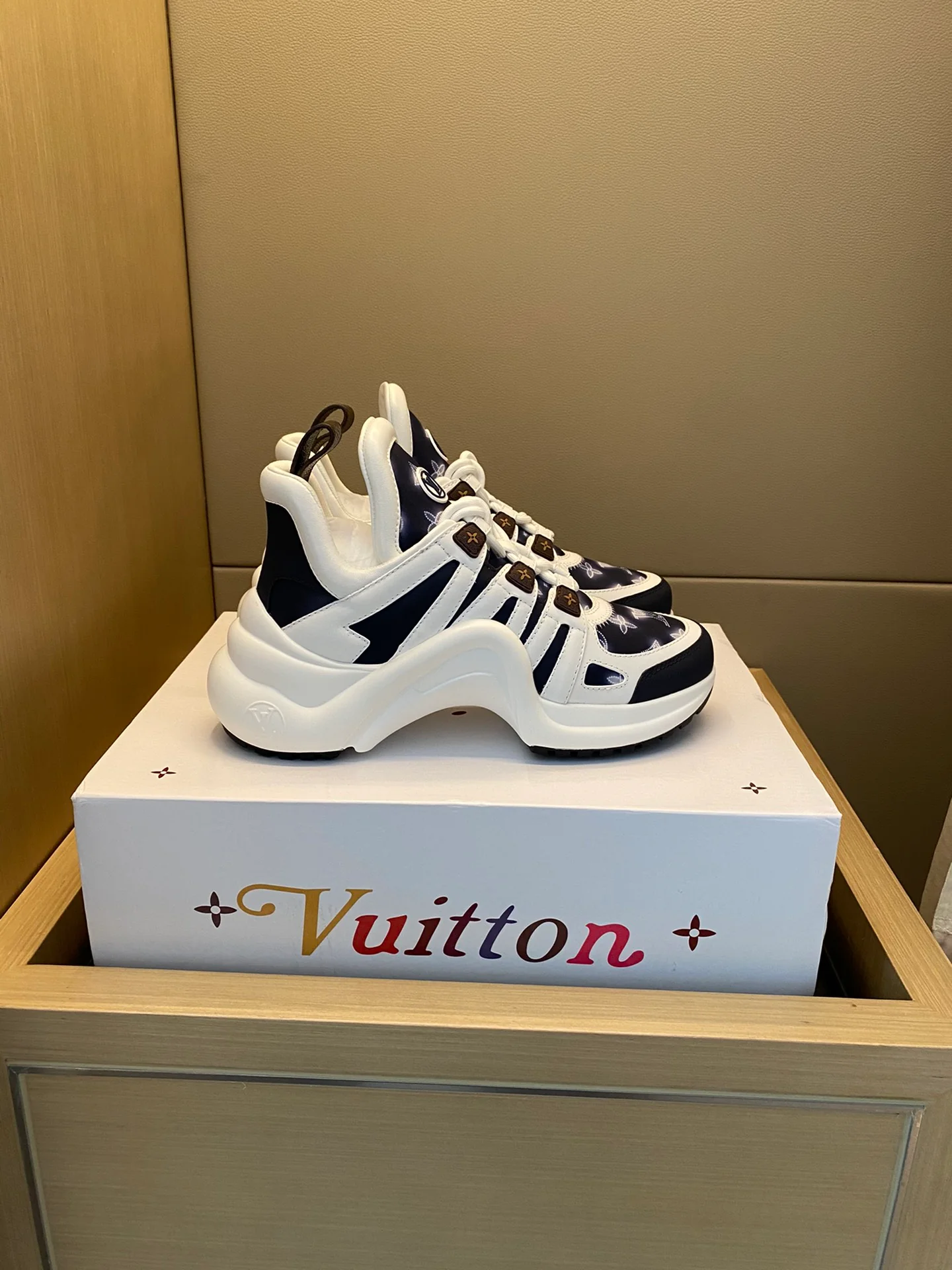 Обувь LV - массивные кроссовки LV