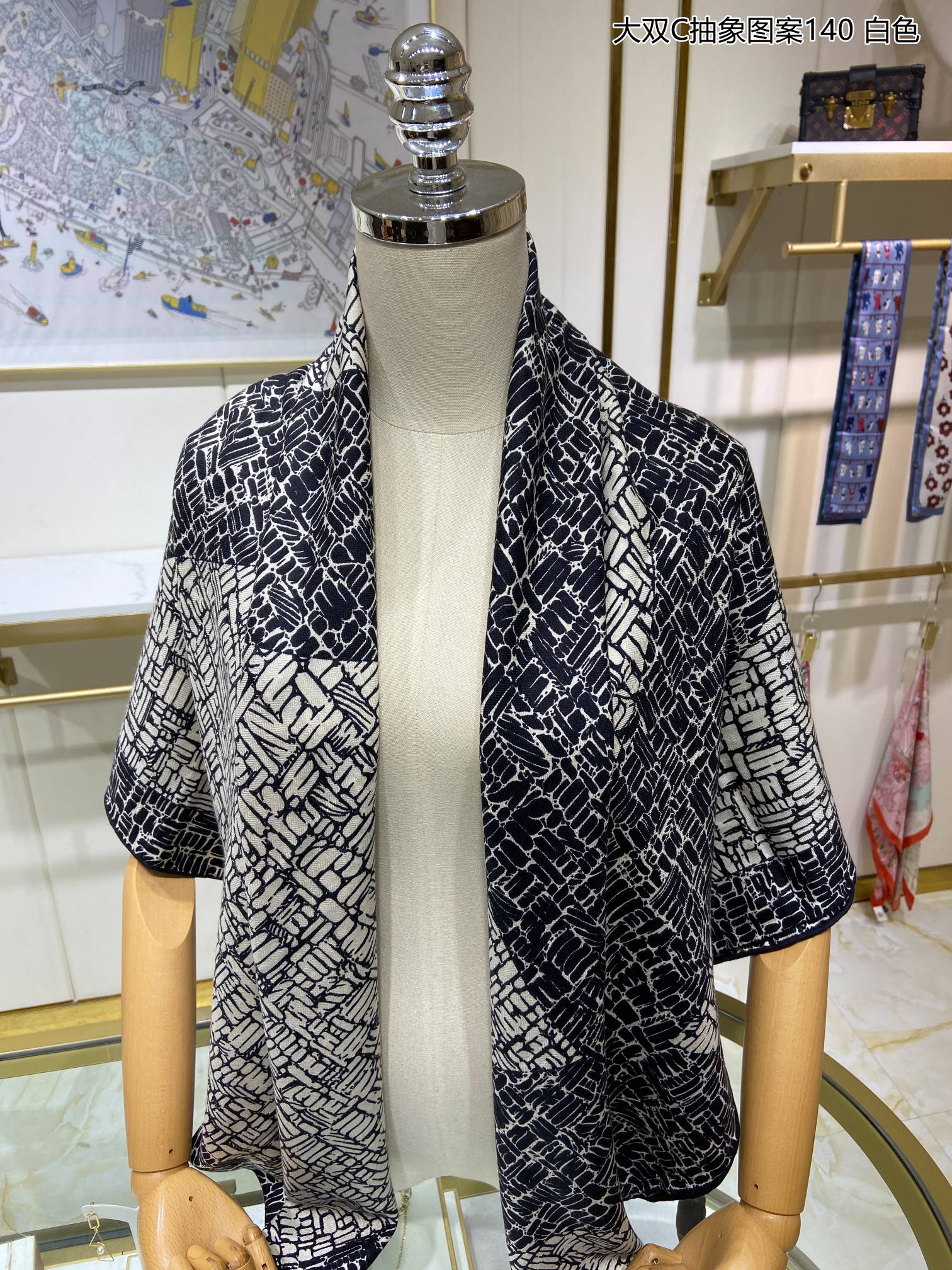 Большой шарф Chanel с абстрактным узором ?Двойная буква С? — 140 см x 140 см — 80% кашемир — 20% шелк — серый.