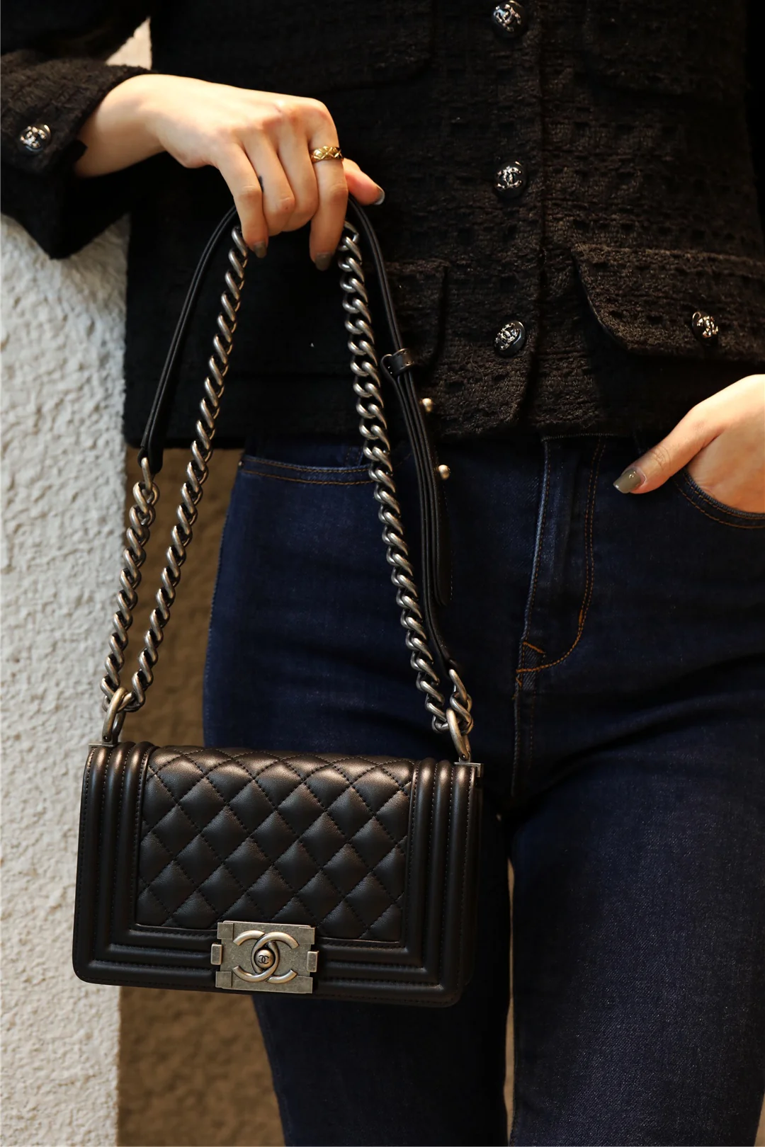 Мини-сумка Chanel Le Boy из черной телячьей кожи с винтажной серебряной пряжкой.