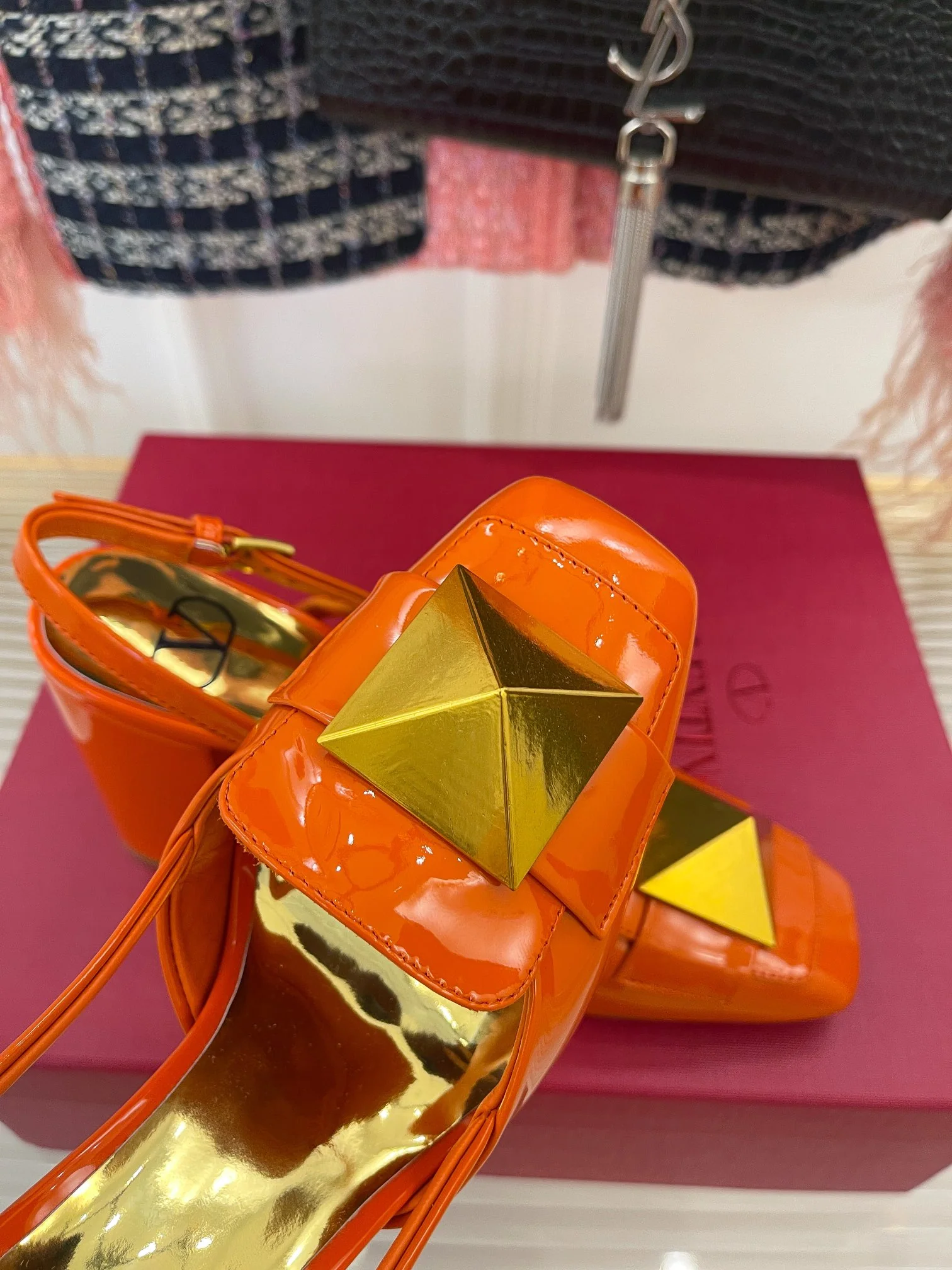 Весенняя коллекция Valentino 2022 — Сандалии на массивном каблуке — Оранжевые