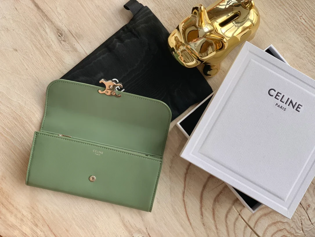 Celine TRIOMPHE 大号亮泽光滑羊皮革翻盖长夹