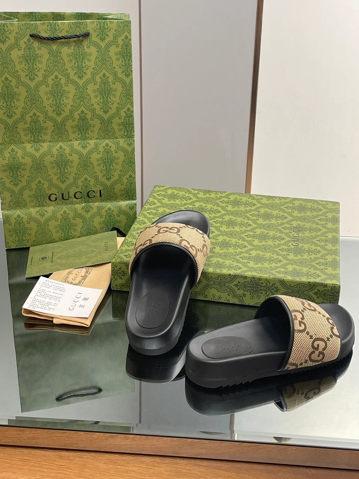 Новинка сезона осень/зима 2023 от Gucci - мюли с монограммой.