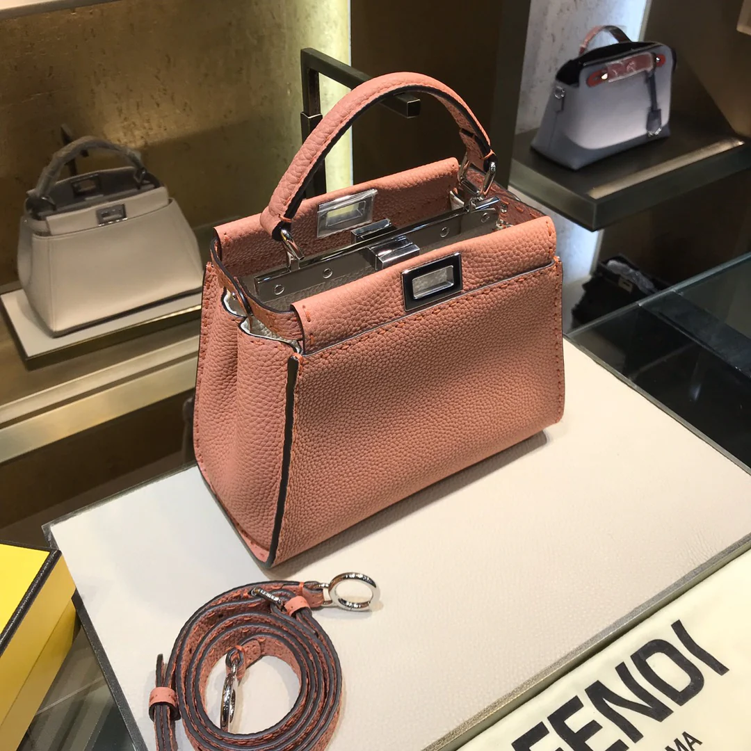 Розовая мини-сумка Fendi Peekaboo Selleria