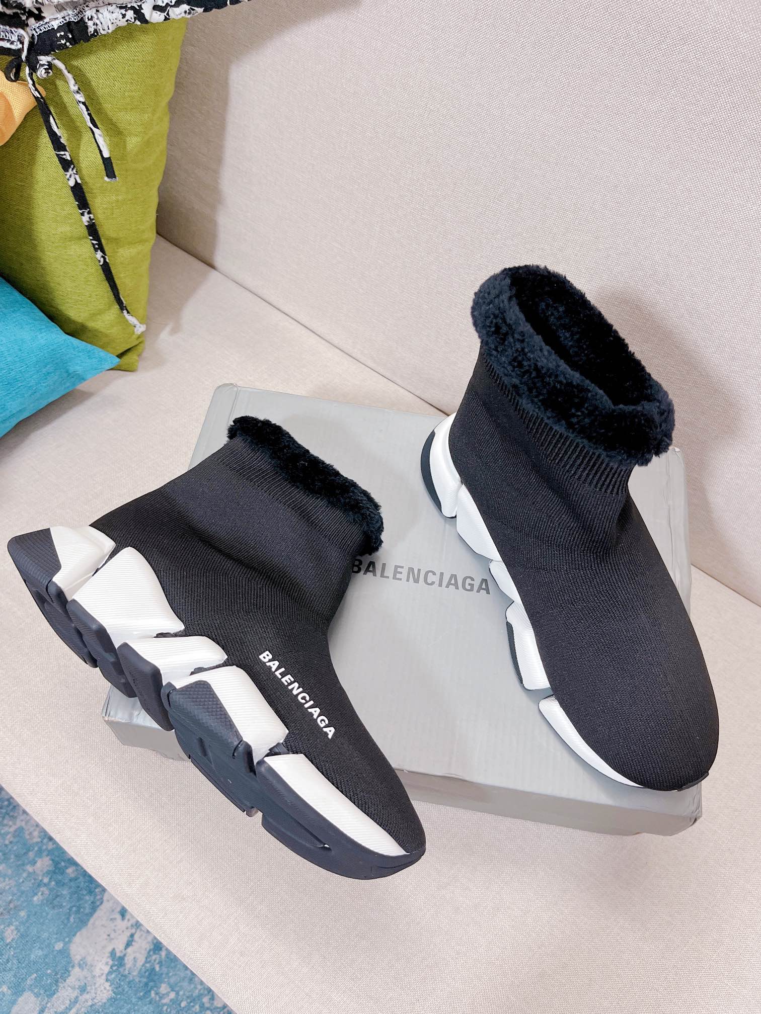 Новинка весны 2022 года от Balenciaga - короткие меховые сапоги-носки - черные.