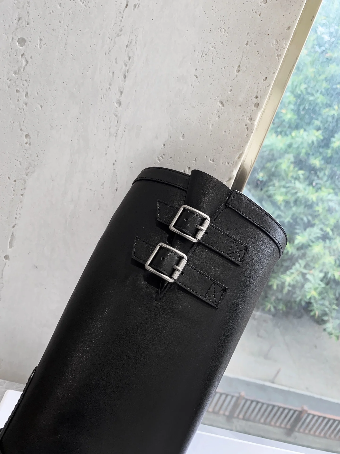 Новинка сезона осень/зима 2022 от Celine — сапоги до середины икры Arc de Triomphe Knight — в стиле Ян Ми.