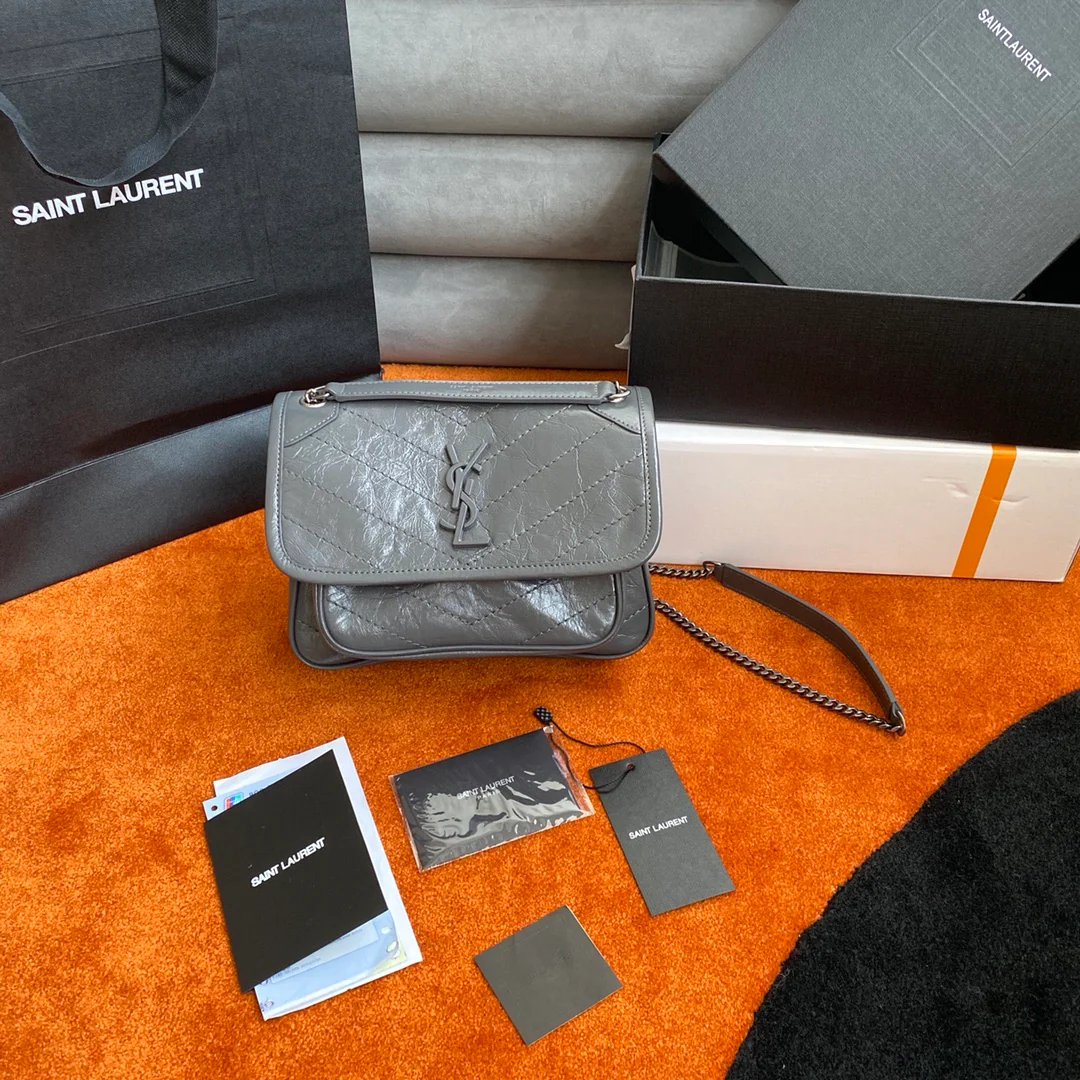 Сумка-мессенджер YSL Niki темно-серого цвета с серебряной цепочкой, из натуральной коровьей кожи, 22 см.