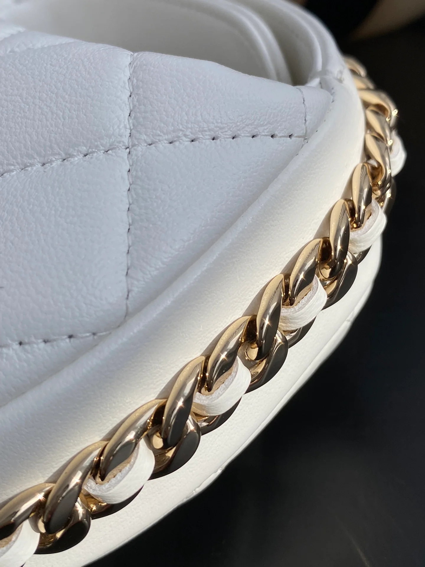 Коллекция Chanel ?Ранняя весна 2023? — клатч с обручем — белый.