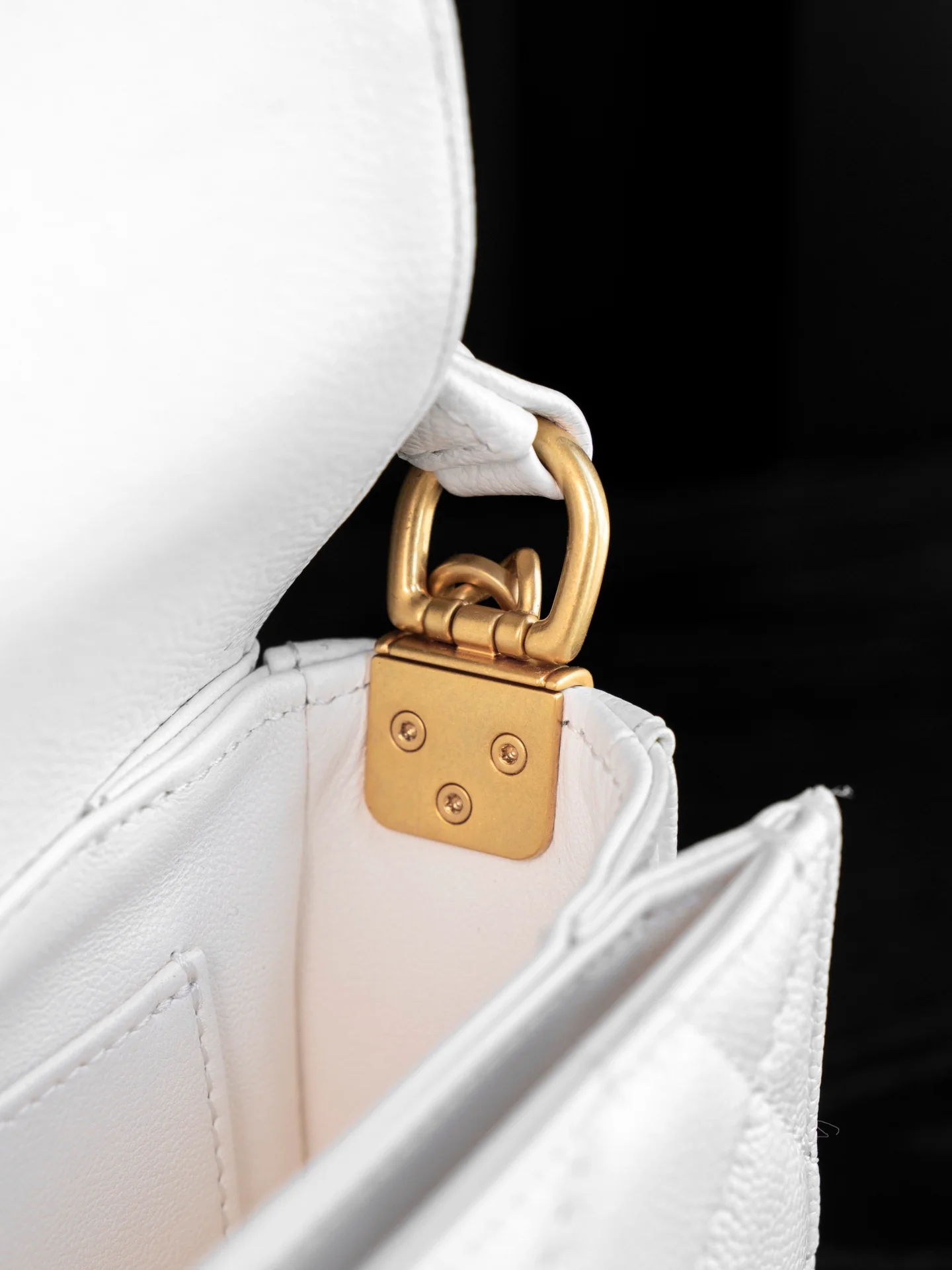 Мини-сумочка Chanel с ручкой и клапаном, белая.