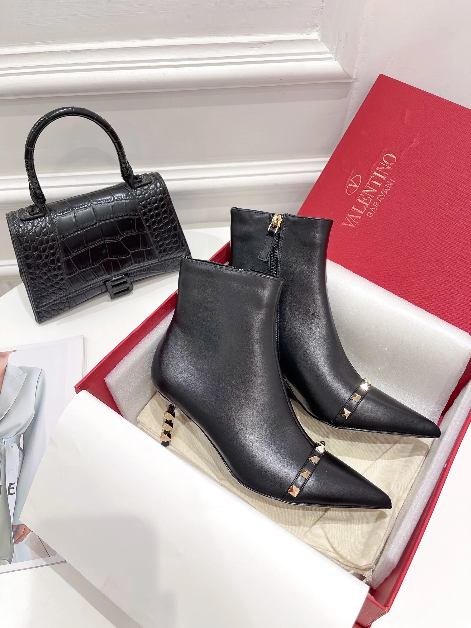 Новинка сезона осень/зима 2022 от Valentino — ботильоны с заклепками.