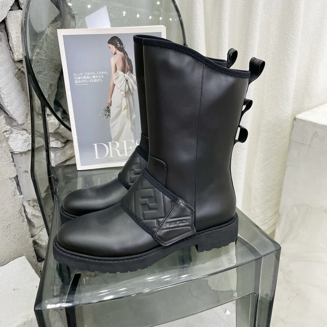 Стильные высокие сапоги Fendi