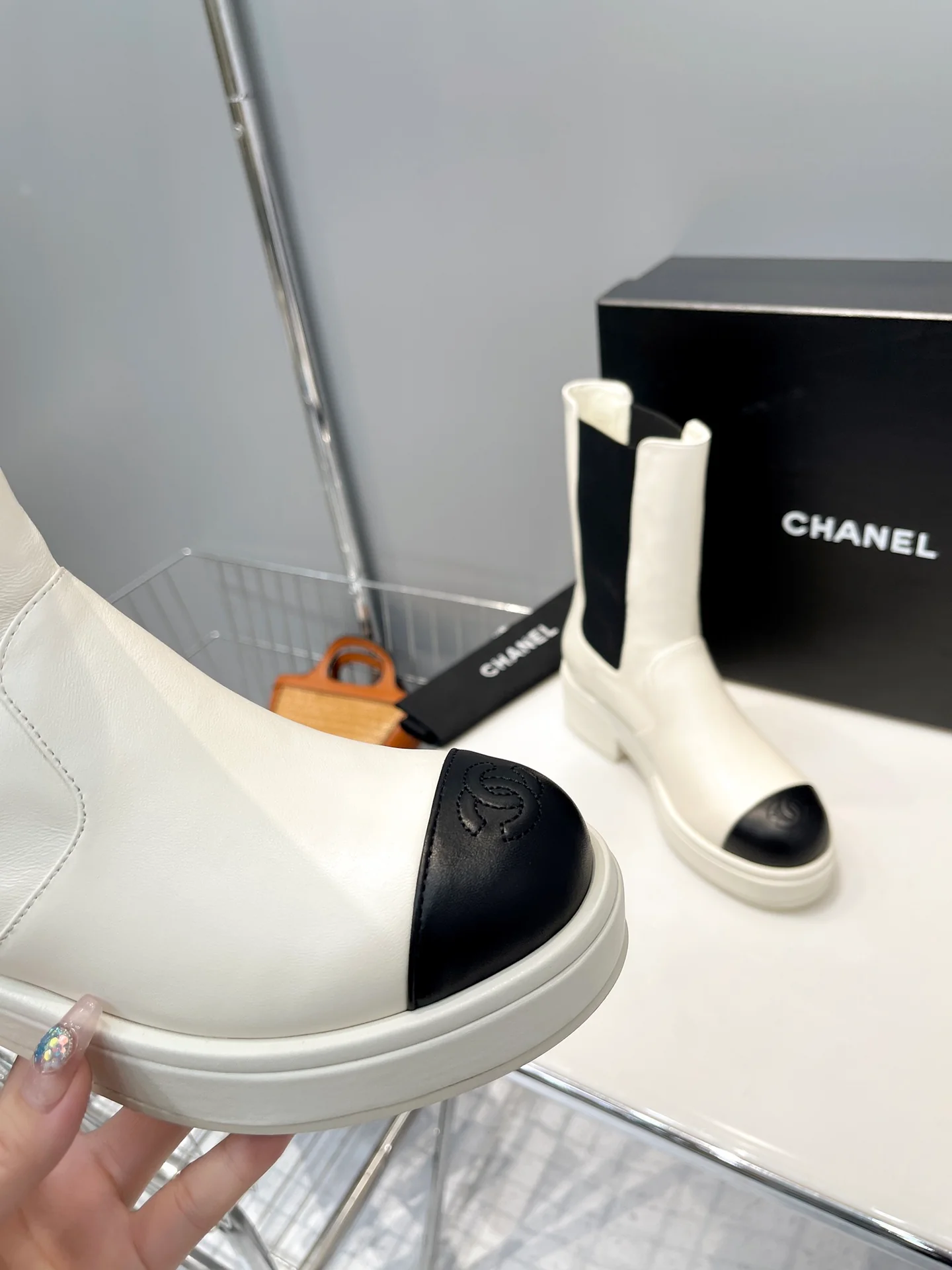 Коллекция Chanel осень/зима 2022: сапоги до середины икры премиум-класса, белые.