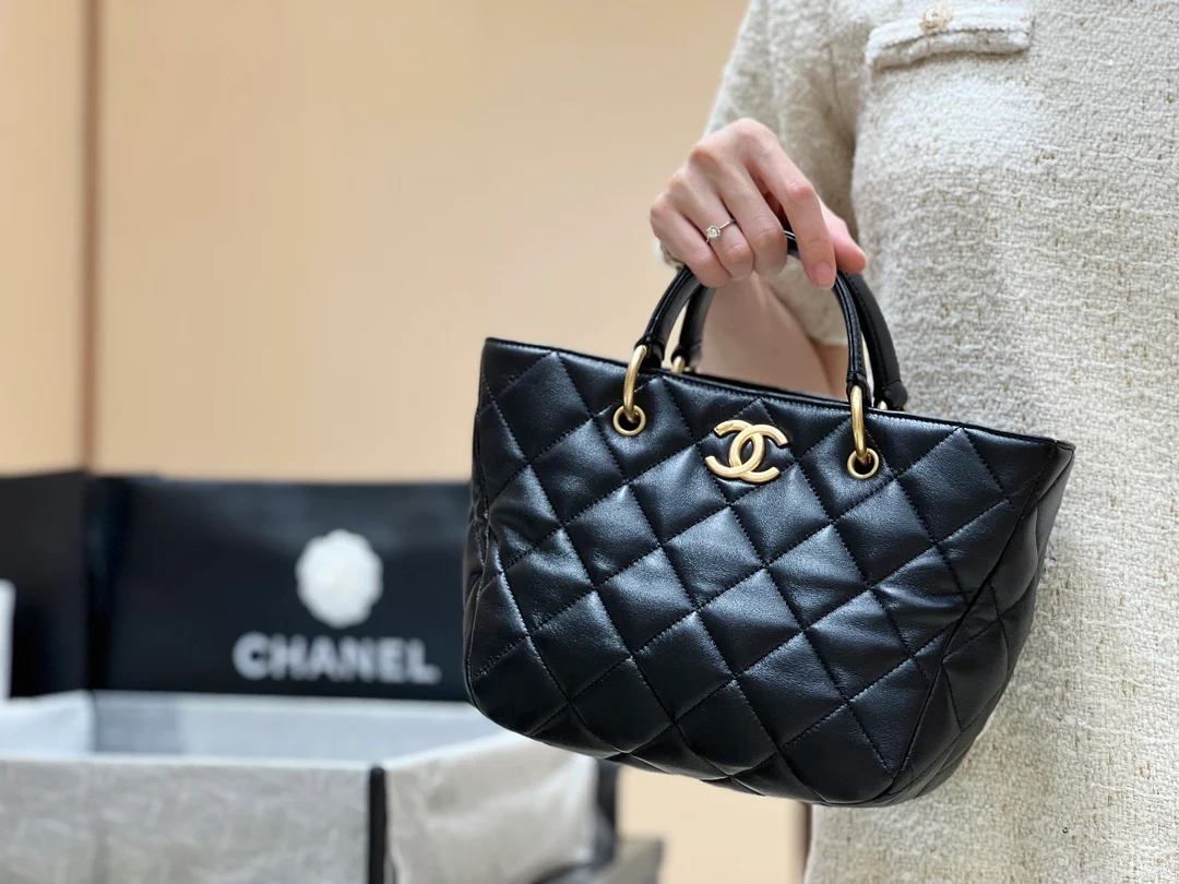 Сумка-тоут Chanel 23B из овечьей кожи, черная.