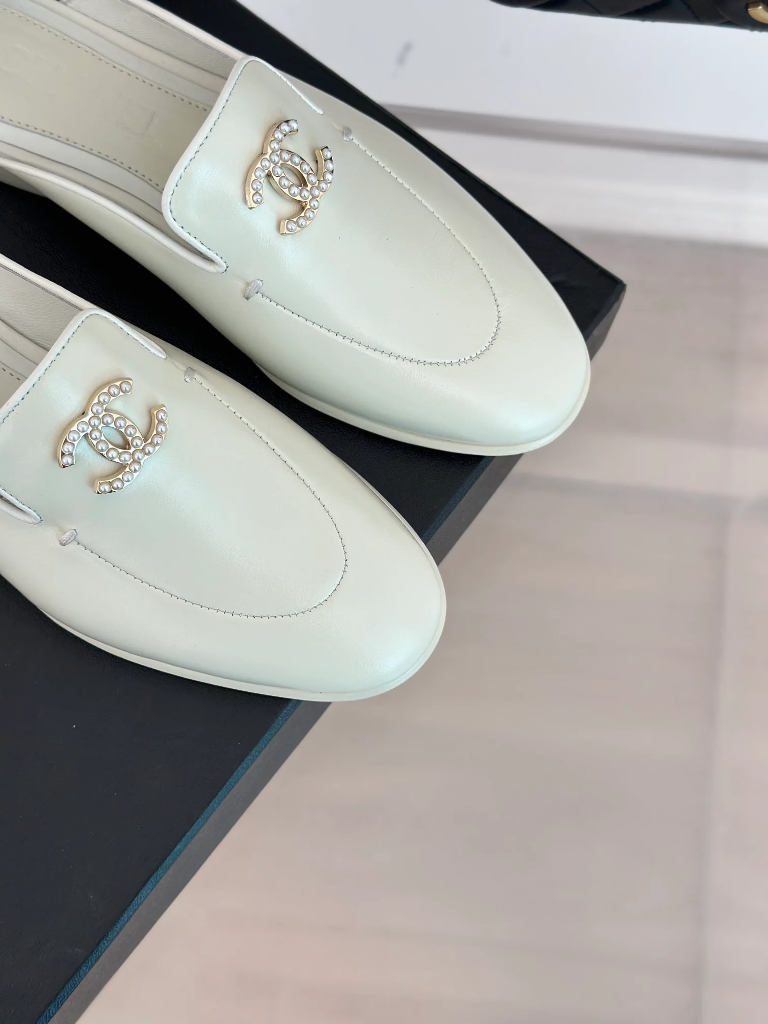 Новинка 2023 года от Chanel - плоские тапочки с закрытым носком.