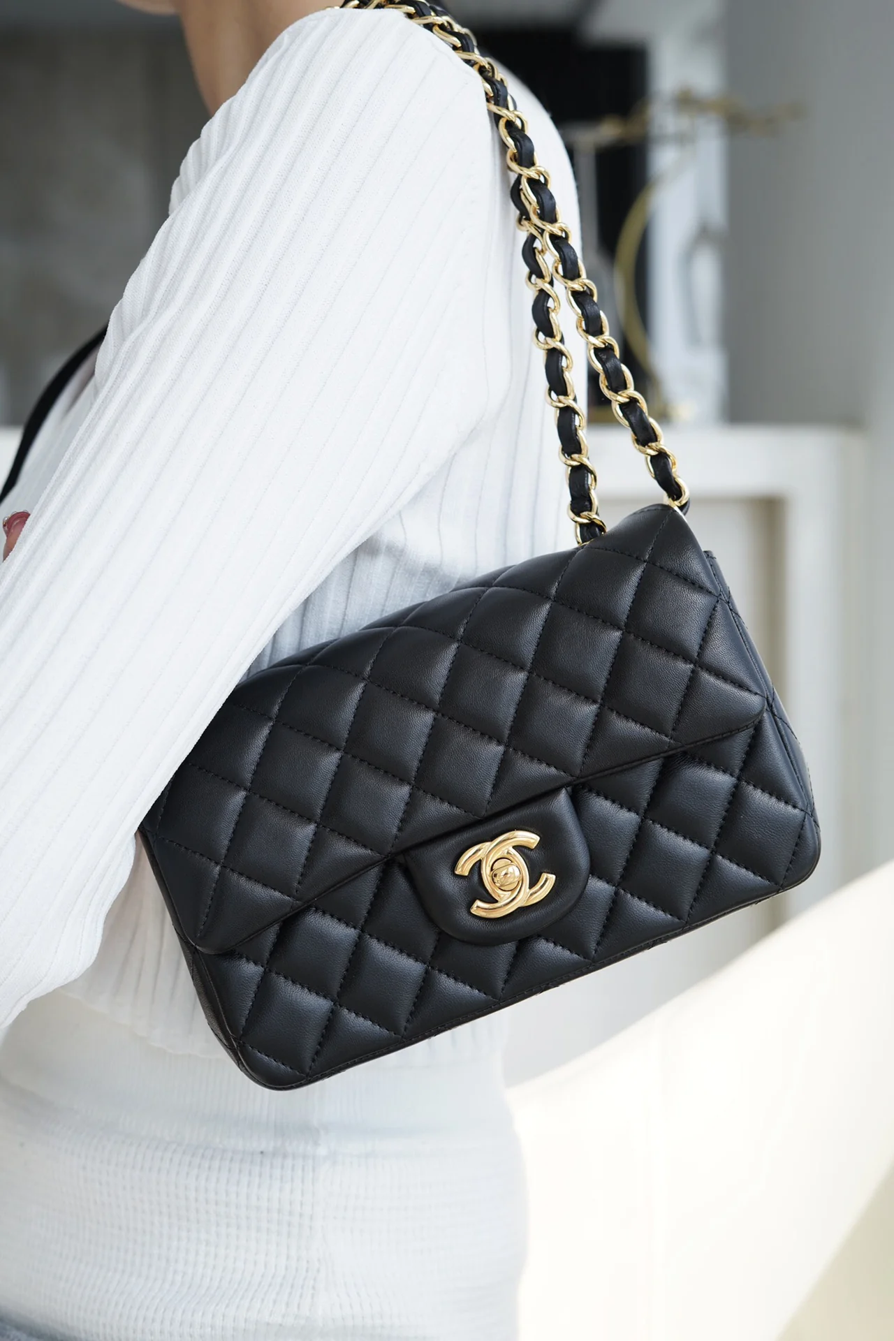 Мини-сумка Chanel CF 20 см из черной овечьей кожи с золотой пряжкой CF20