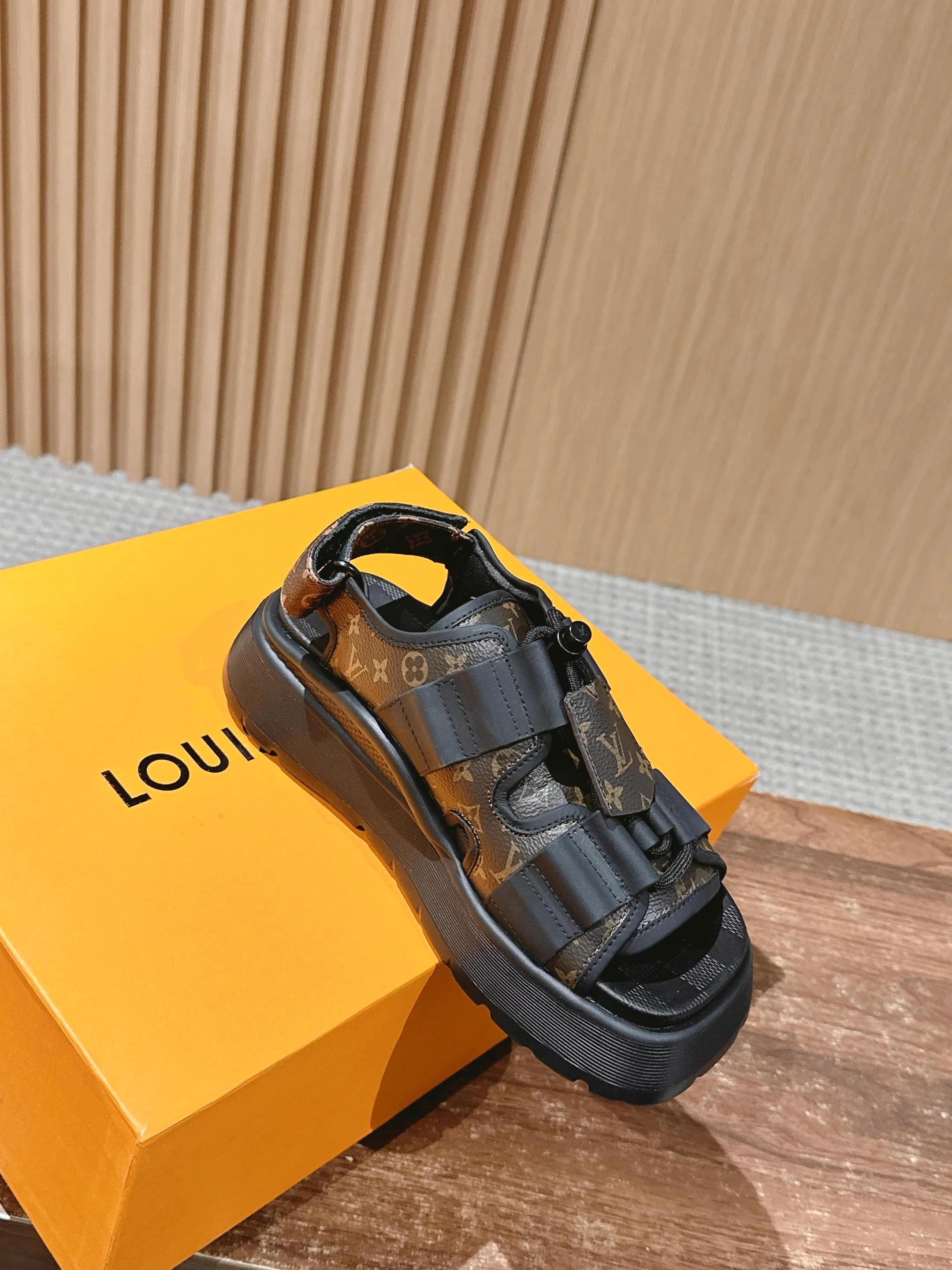 Новая коллекция LV 2025 ?Ранняя весна? — сандалии на липучках — коричневые.