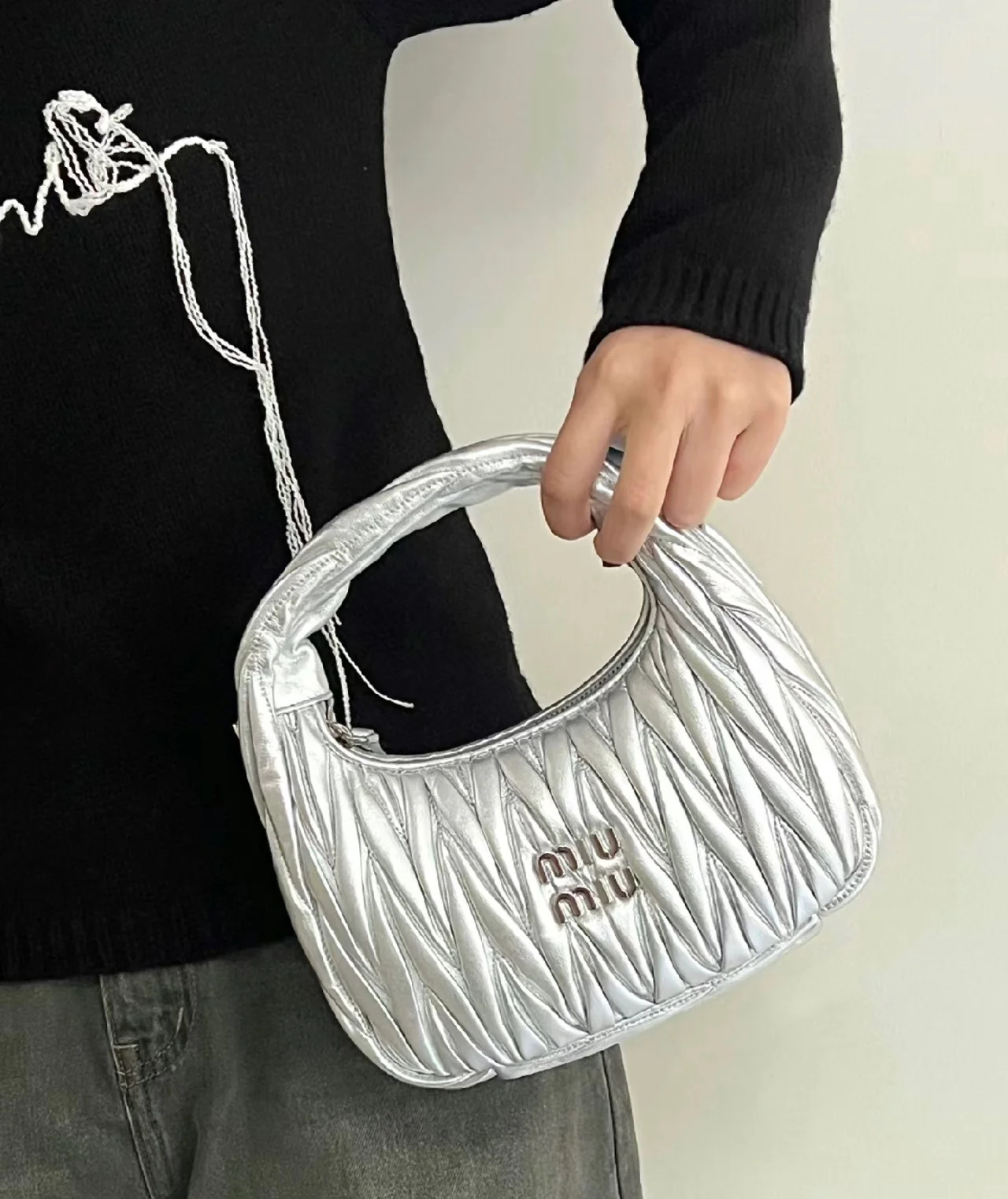 Сумка Miu Miu Wander — маленькая, из овечьей кожи — серебристая — Носите и делитесь